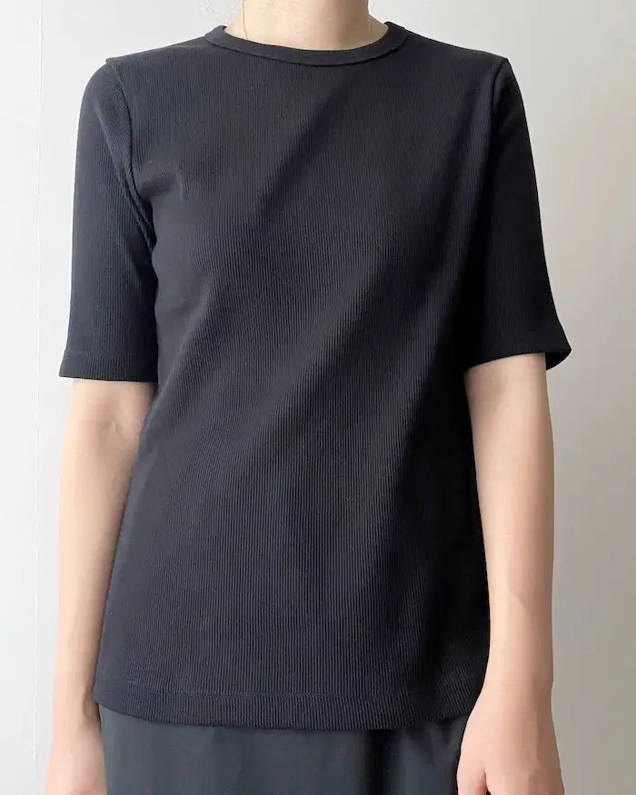 ★UNIQLO（ユニクロ）のオススメレディースファッション「リブクルーネックT（5分袖）」体型カバーでスッキリ見えてコーデしやすい人気アイテム
