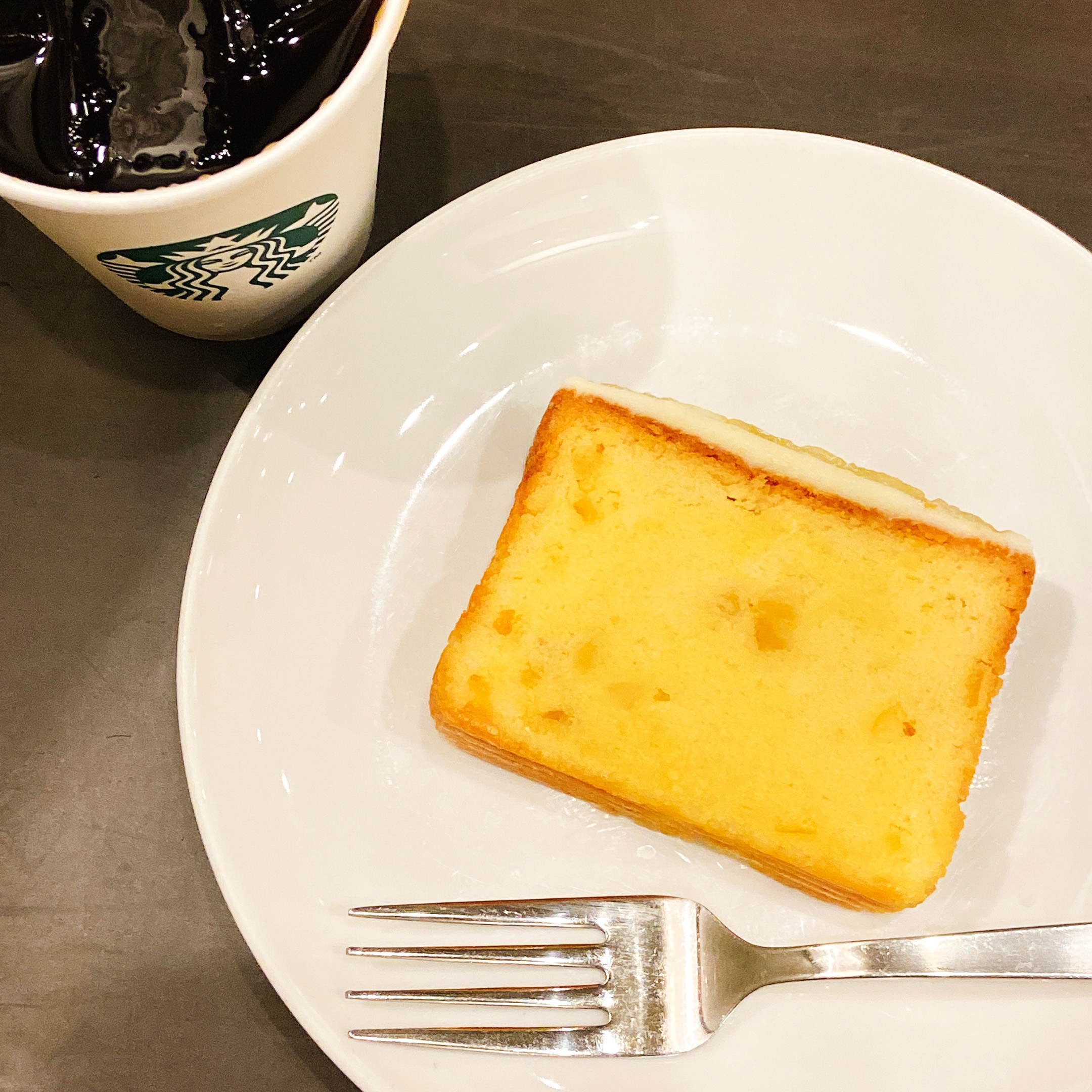 スタバの隠れ名品「レモンとクリームチーズのパウンドケーキ」さっぱり濃厚で個人的にめちゃくちゃおすすめ。