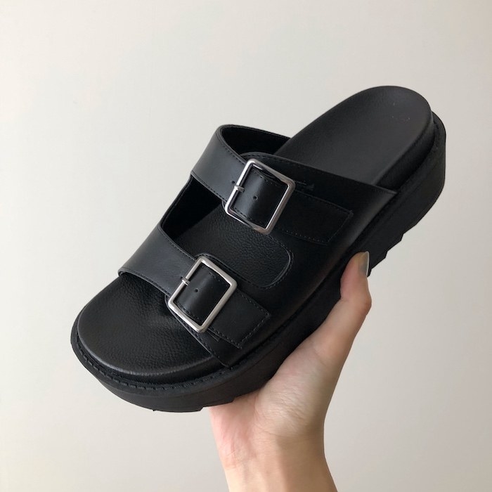 GU（ジーユー）のオススメレディースファッションアイテム「ダブルストラップコンフォートサンダル」コーデしやすく楽ちんな人気の靴