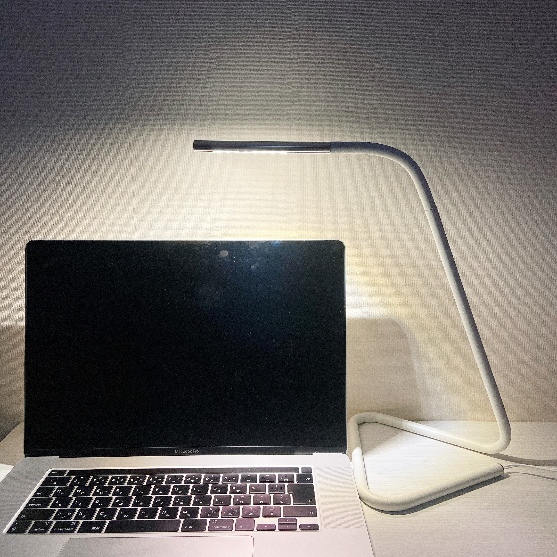 IKEAの人気商品「HÅRTE ホールテLEDワークランプ」がシンプルコンパクトでミニマムなデザインのおしゃれインテリア雑貨