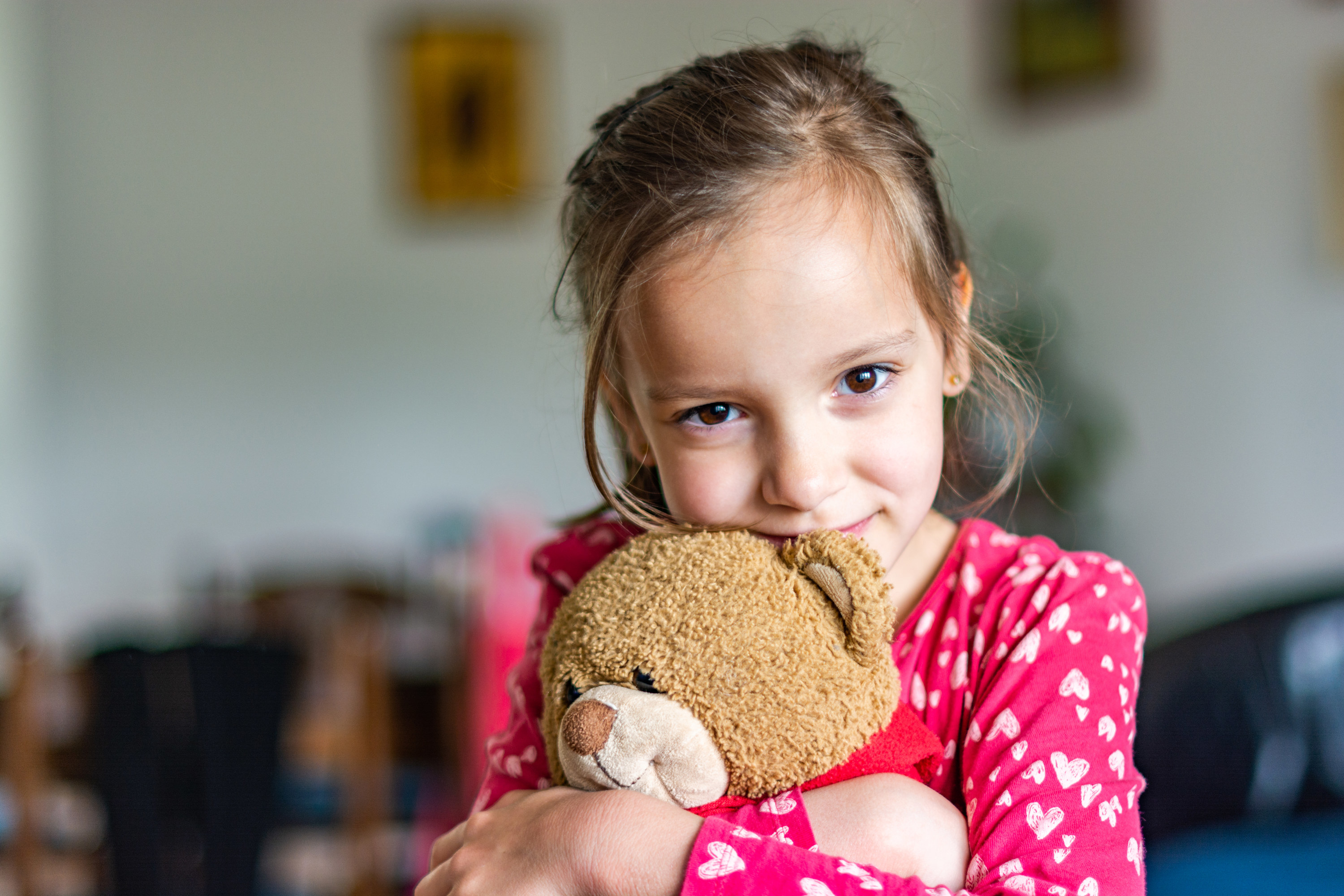 一个小女孩抱着她的泰迪熊