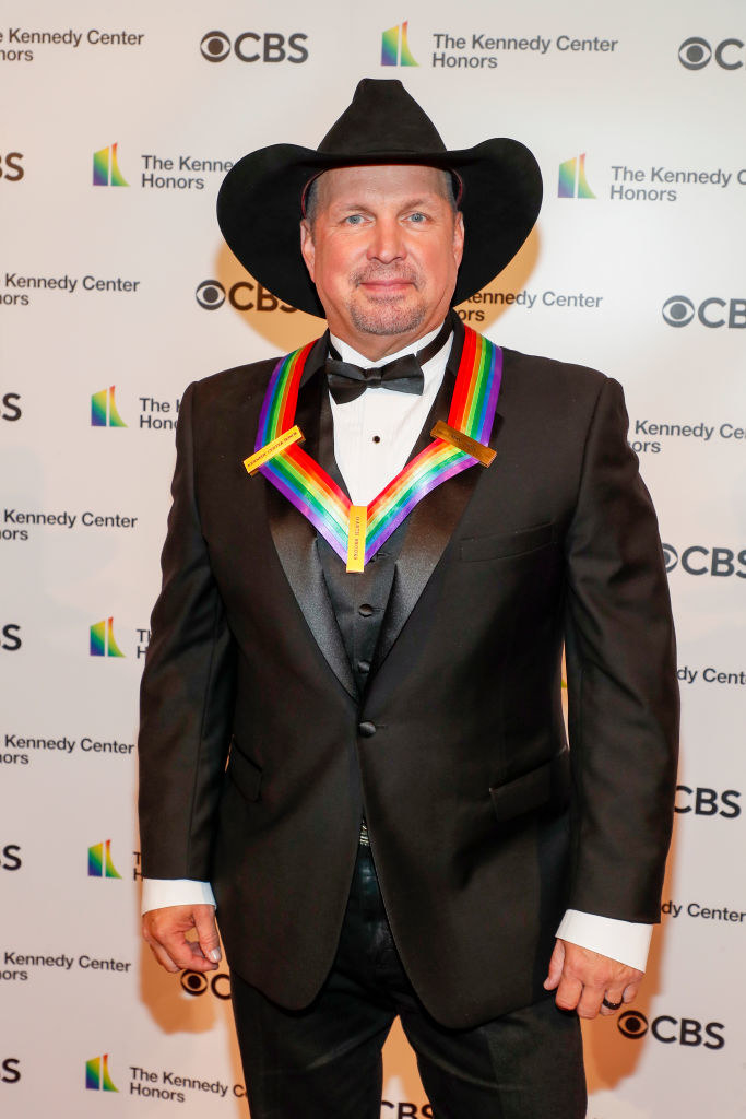 Garth in a cowboy hat and a suit on the red carpet