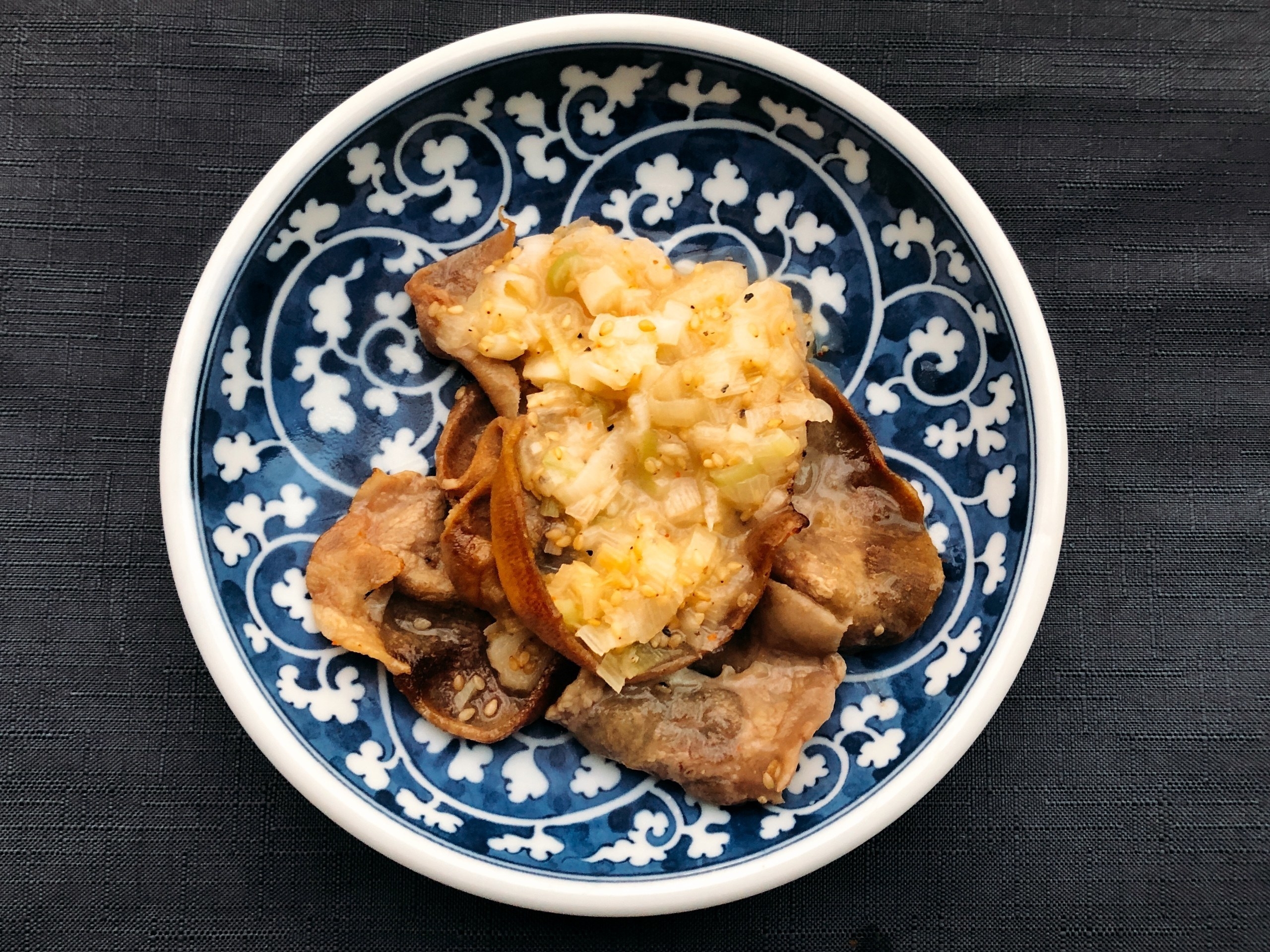 セブン-イレブンのおすすめおつまみ「刻みねぎと一緒に食べる ねぎ塩豚タン」