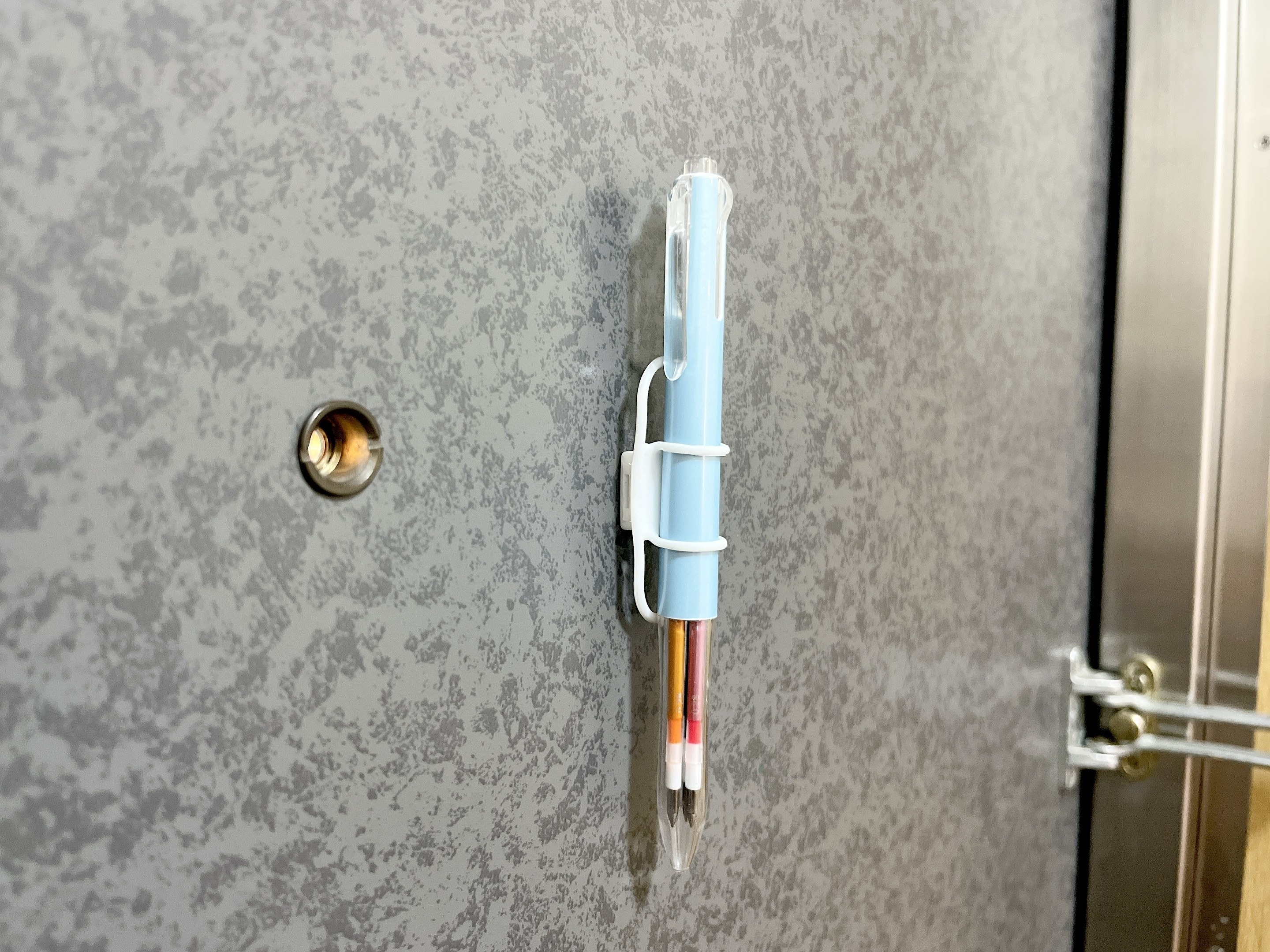 Seria(セリア)のおすすめ便利グッズ「玄関ドアにくっつくハンコホルダー」