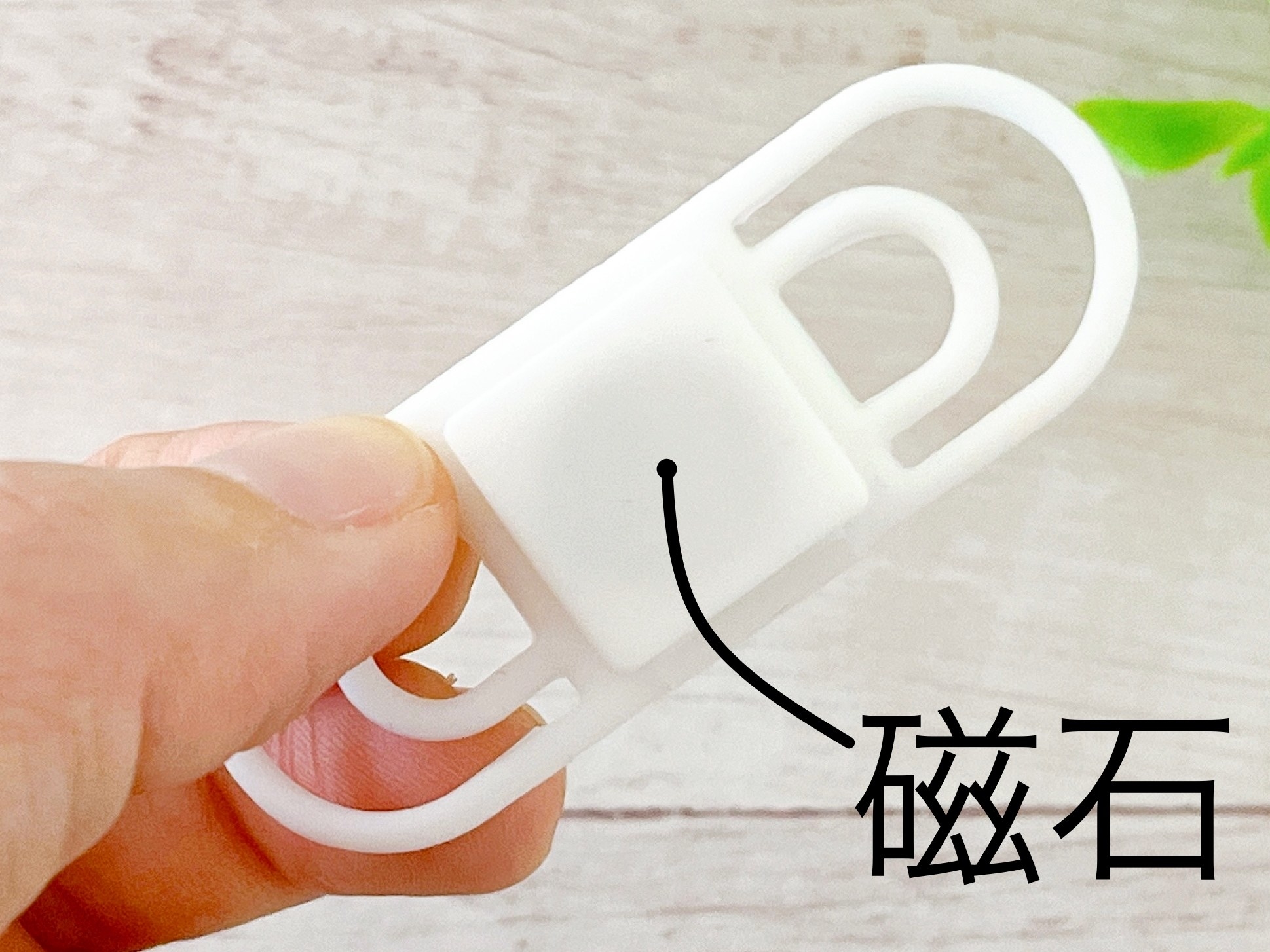 Seria(セリア)のおすすめ便利グッズ「玄関ドアにくっつくハンコホルダー」