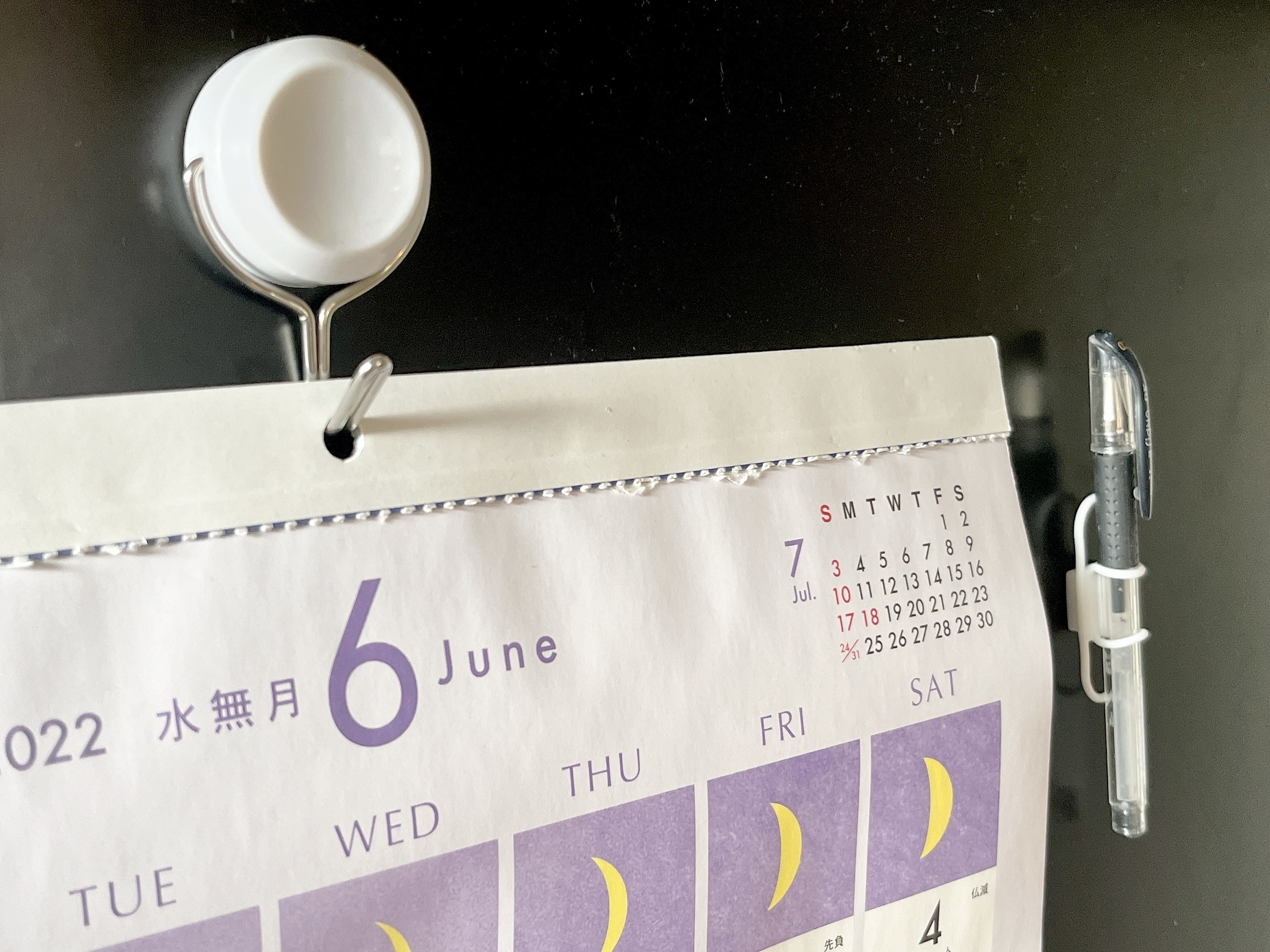 Seria(セリア)のおすすめ便利グッズ「玄関ドアにくっつくハンコホルダー」