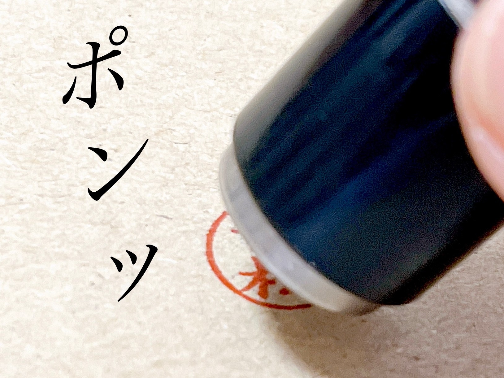 Seria(セリア)のおすすめ便利グッズ「玄関ドアにくっつくハンコホルダー」