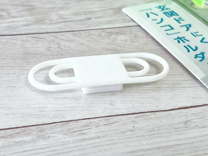 Seria(セリア)のおすすめ便利グッズ「玄関ドアにくっつくハンコホルダー」