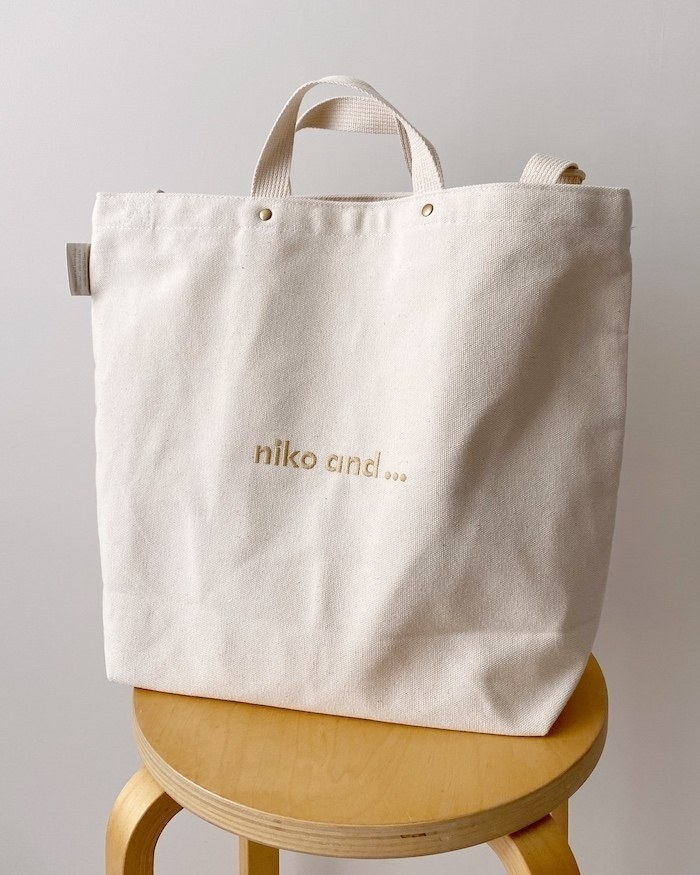 niko and...（ニコアンド）の「オリジナルニコロゴ刺繍2WAYトートバッグ」がかわいいし、おすすめ！