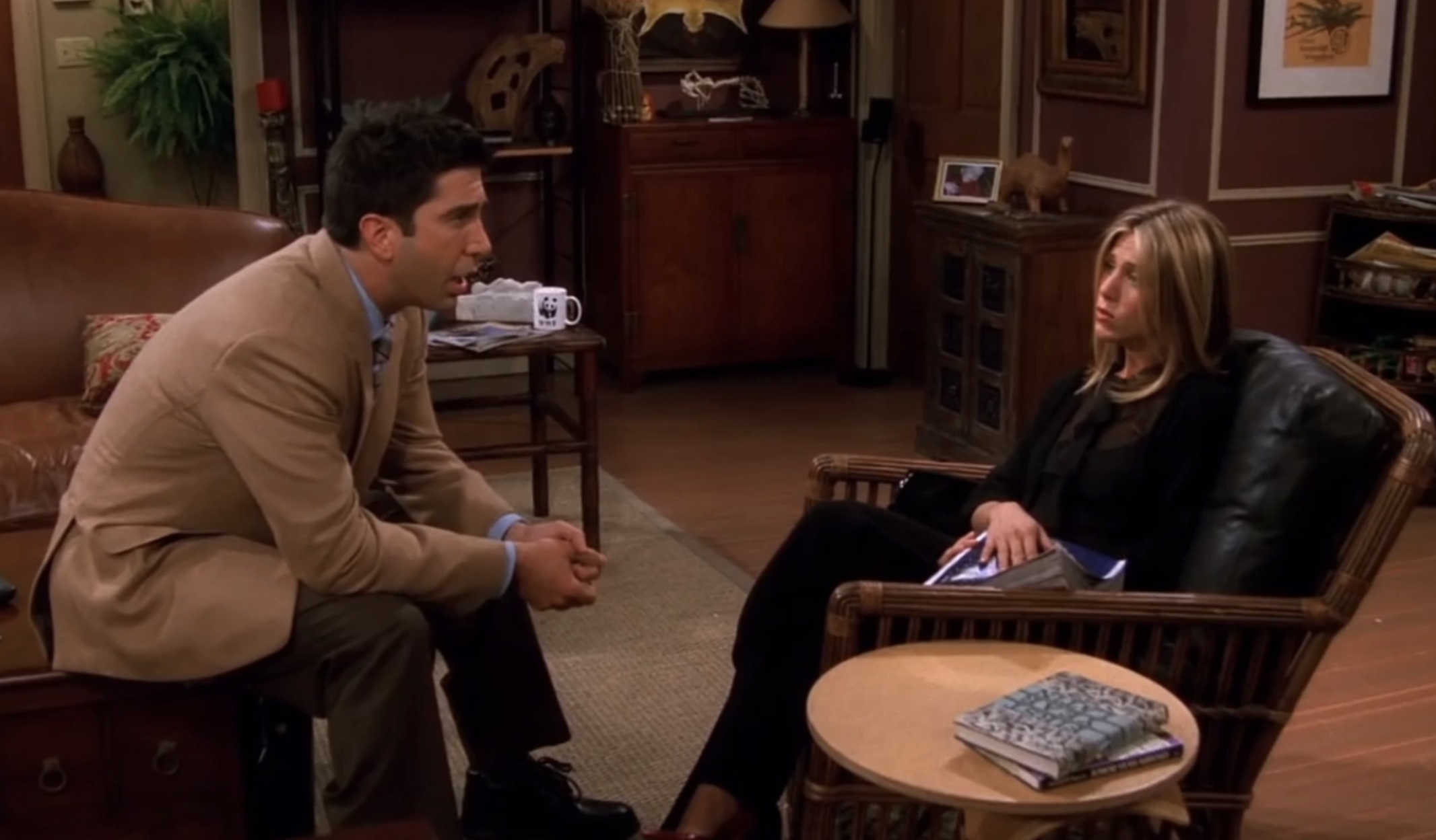 ross and rachel talking in the living room