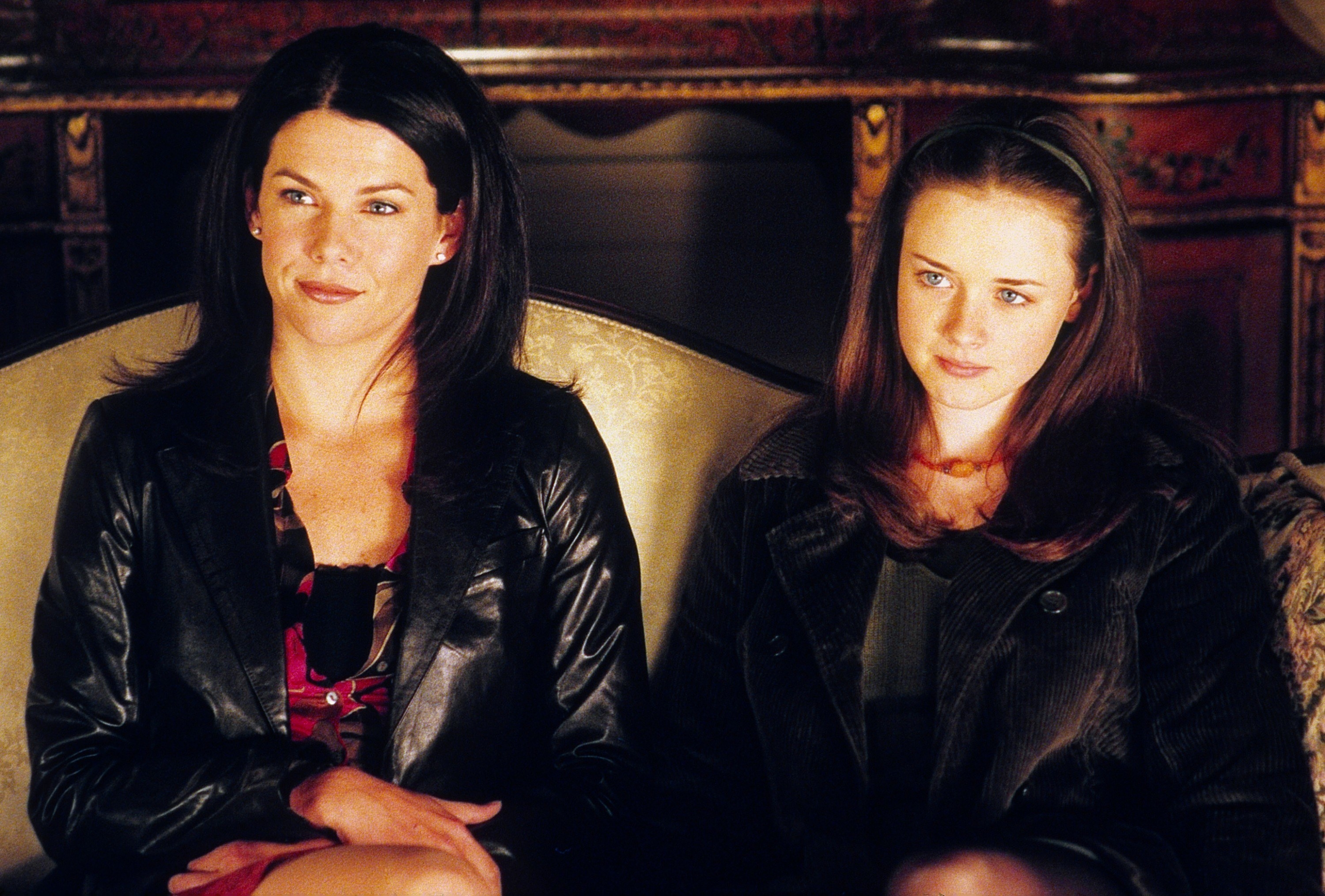 Lorelai and Rory sitting on a sofa in &quot;Gilmore Girls&quot;