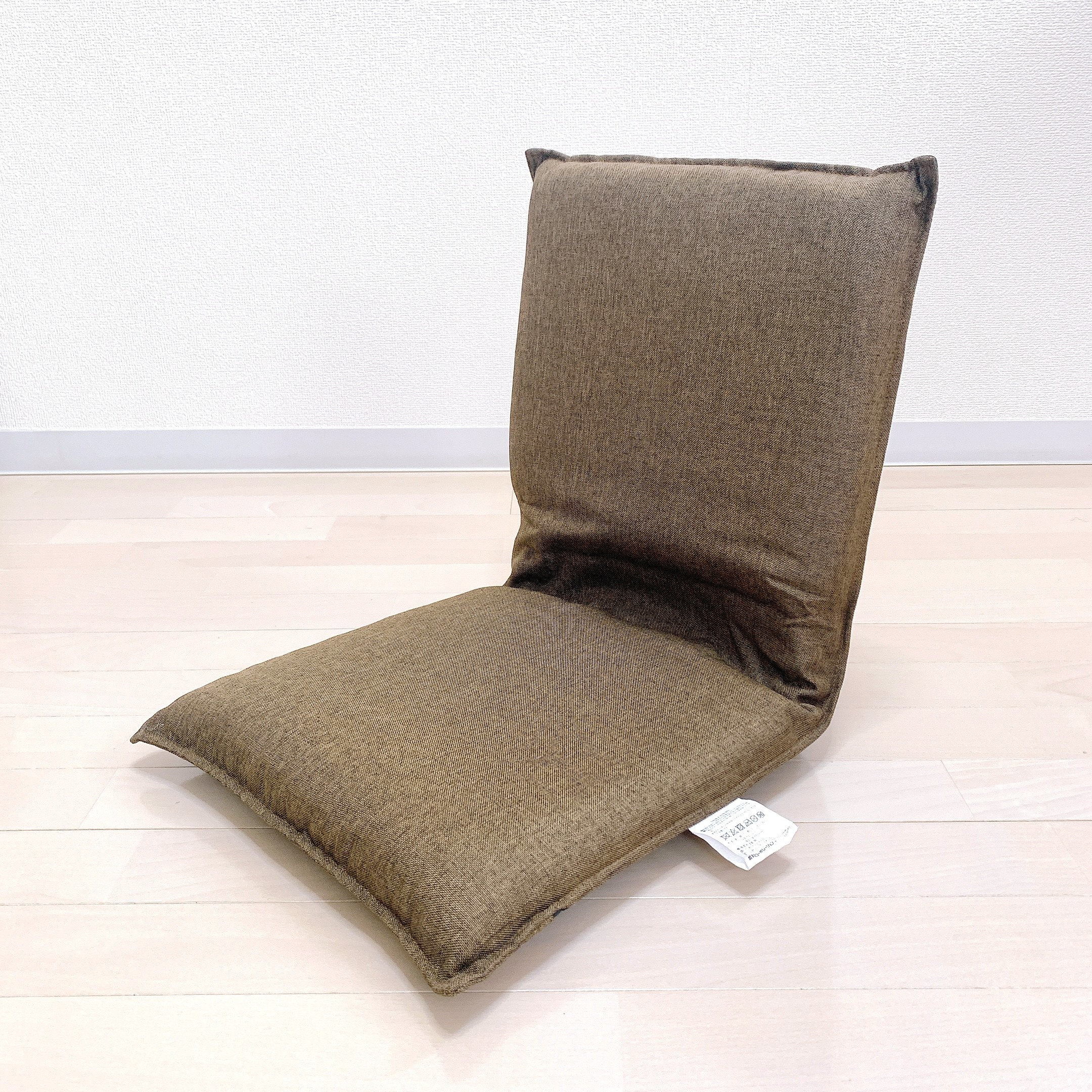 DAISO（ダイソー）のおすすめ便利アイテム「コンパクト座椅子」持ち運びや収納も楽ちん