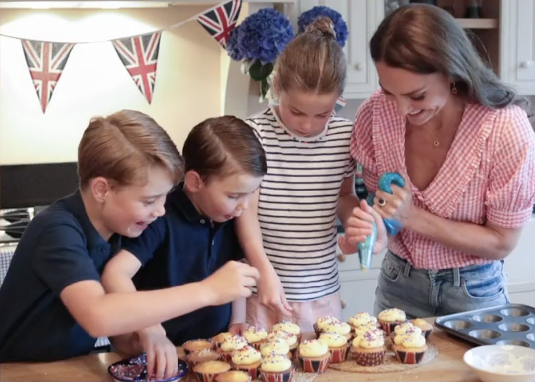 The children decorating cupcakes with their mother