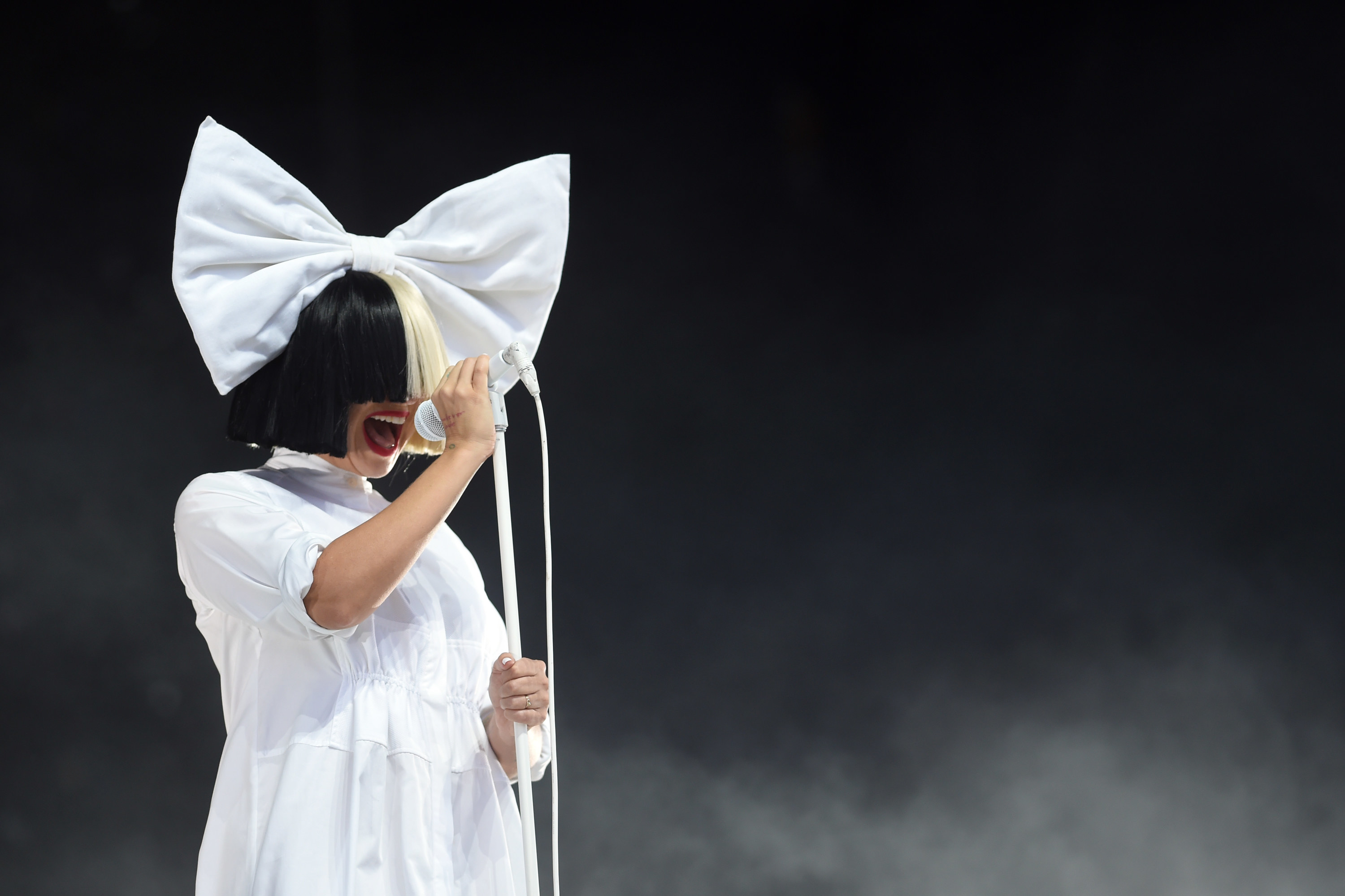 Sia con un vestido blanco