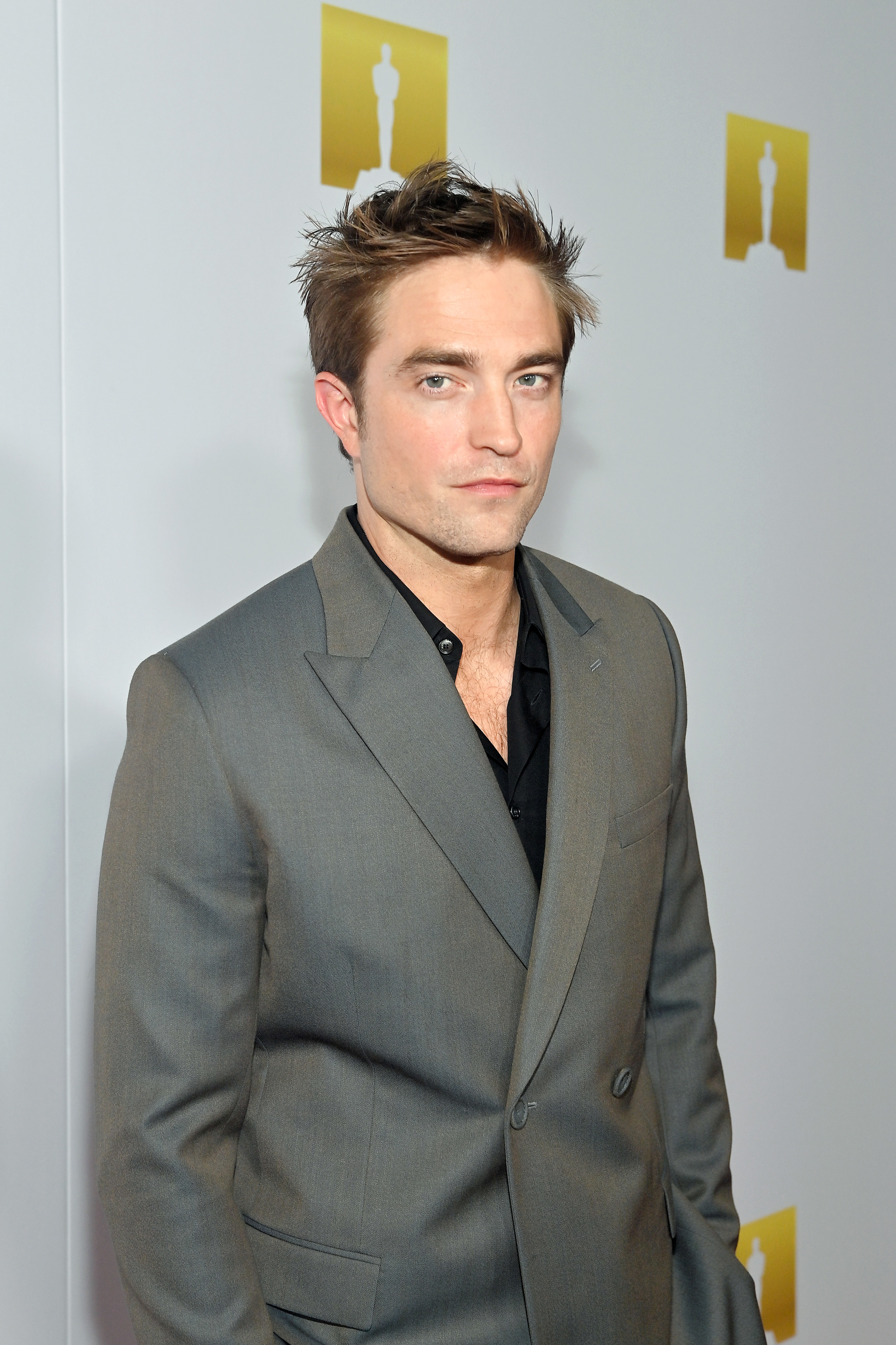 Robert Pattinson con un traje gris