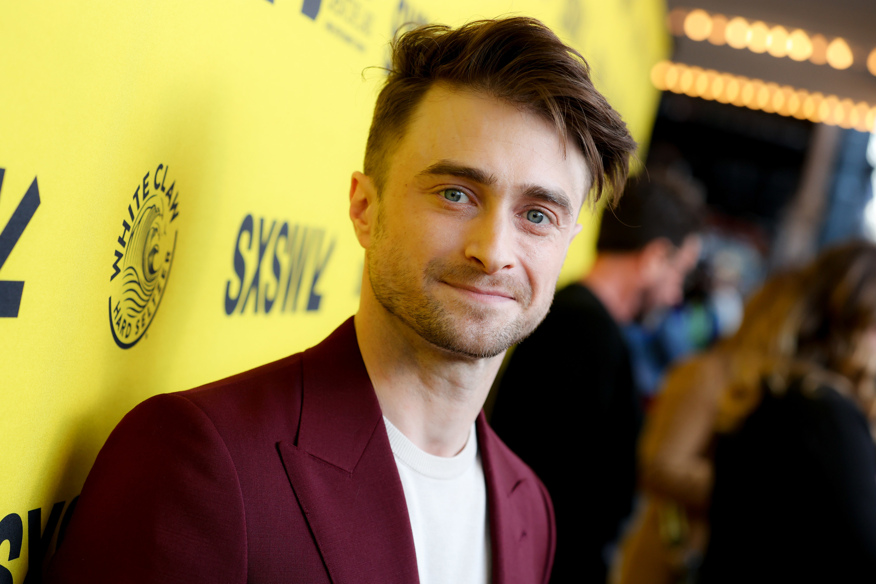 Daniel Radcliffe con un traje vino