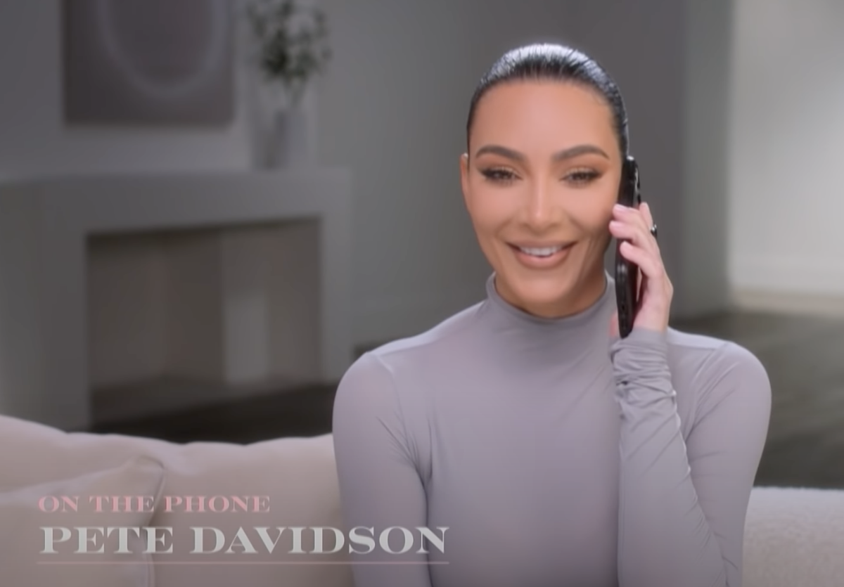 Kim Kardashian conversando por teléfono con Pete Davidson