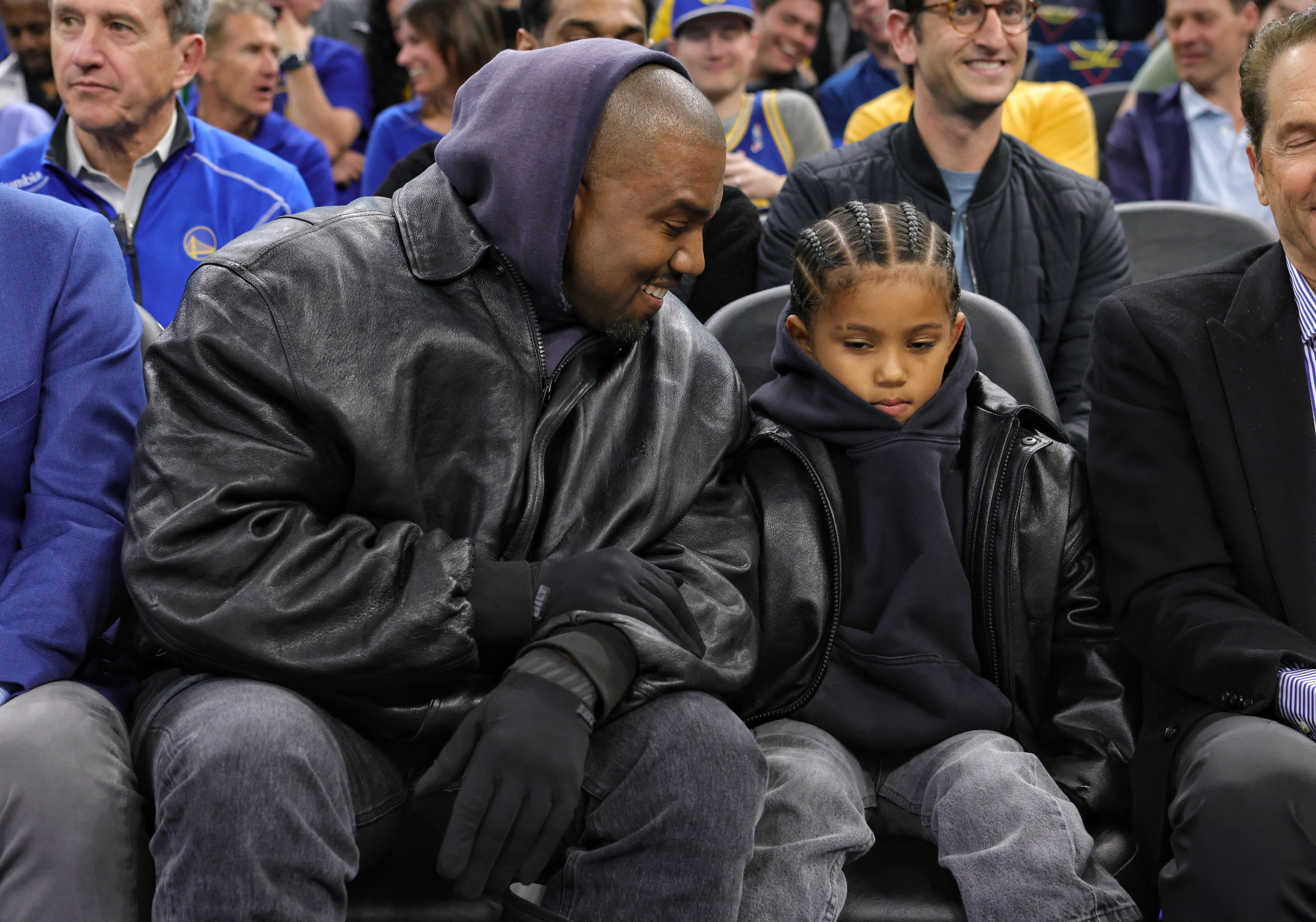 Kanye West con uno de sus hijos
