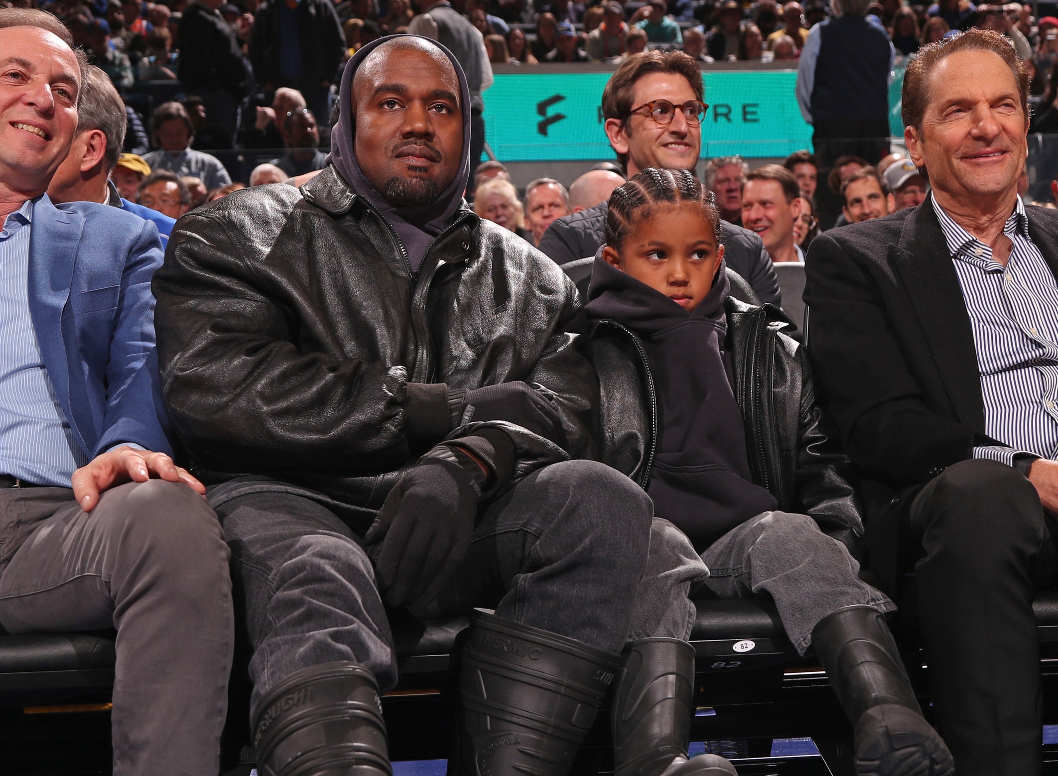 Kanye West junto a uno de sus hijos