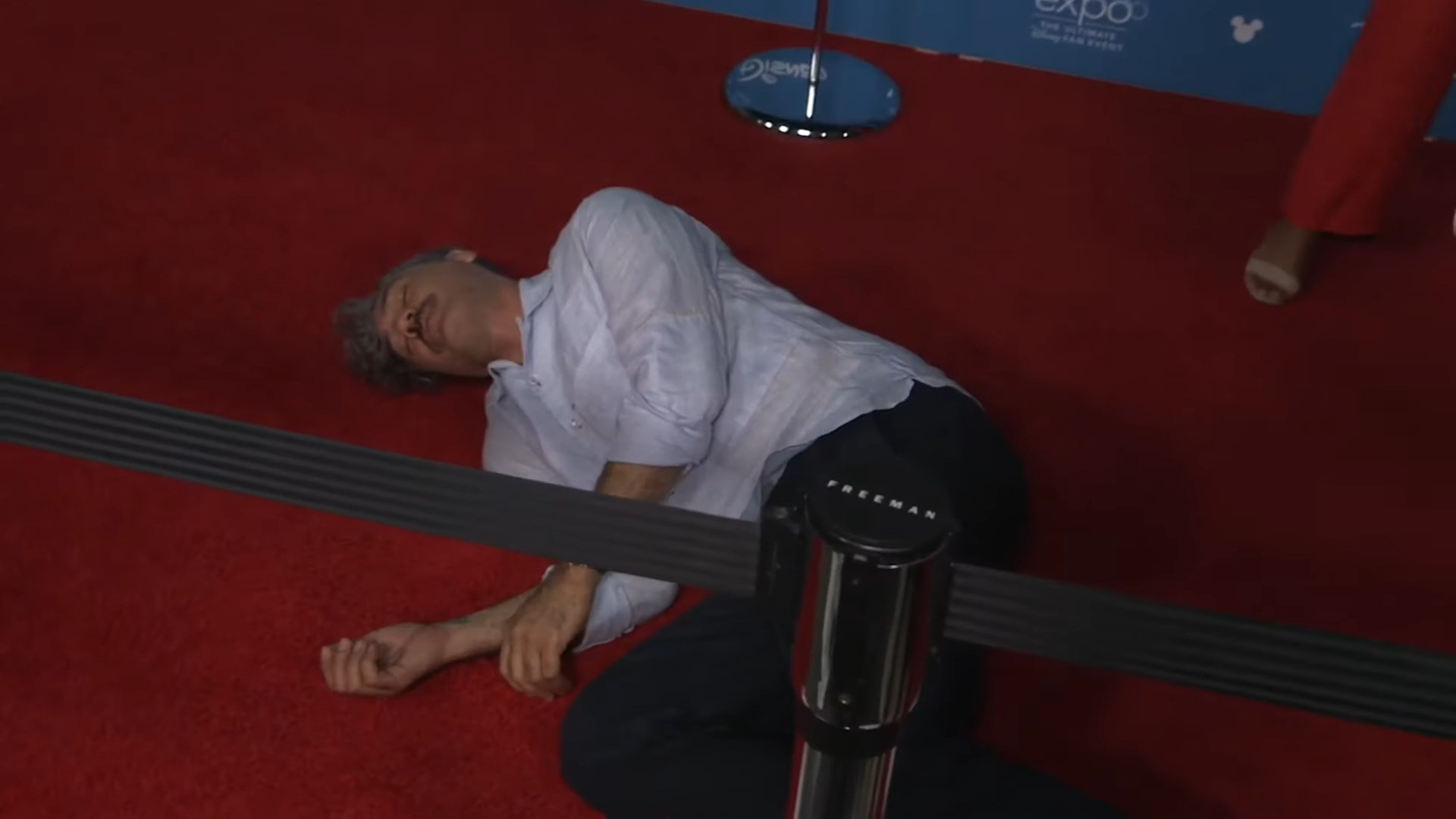 Taika pretending to be dead on the red carpet
