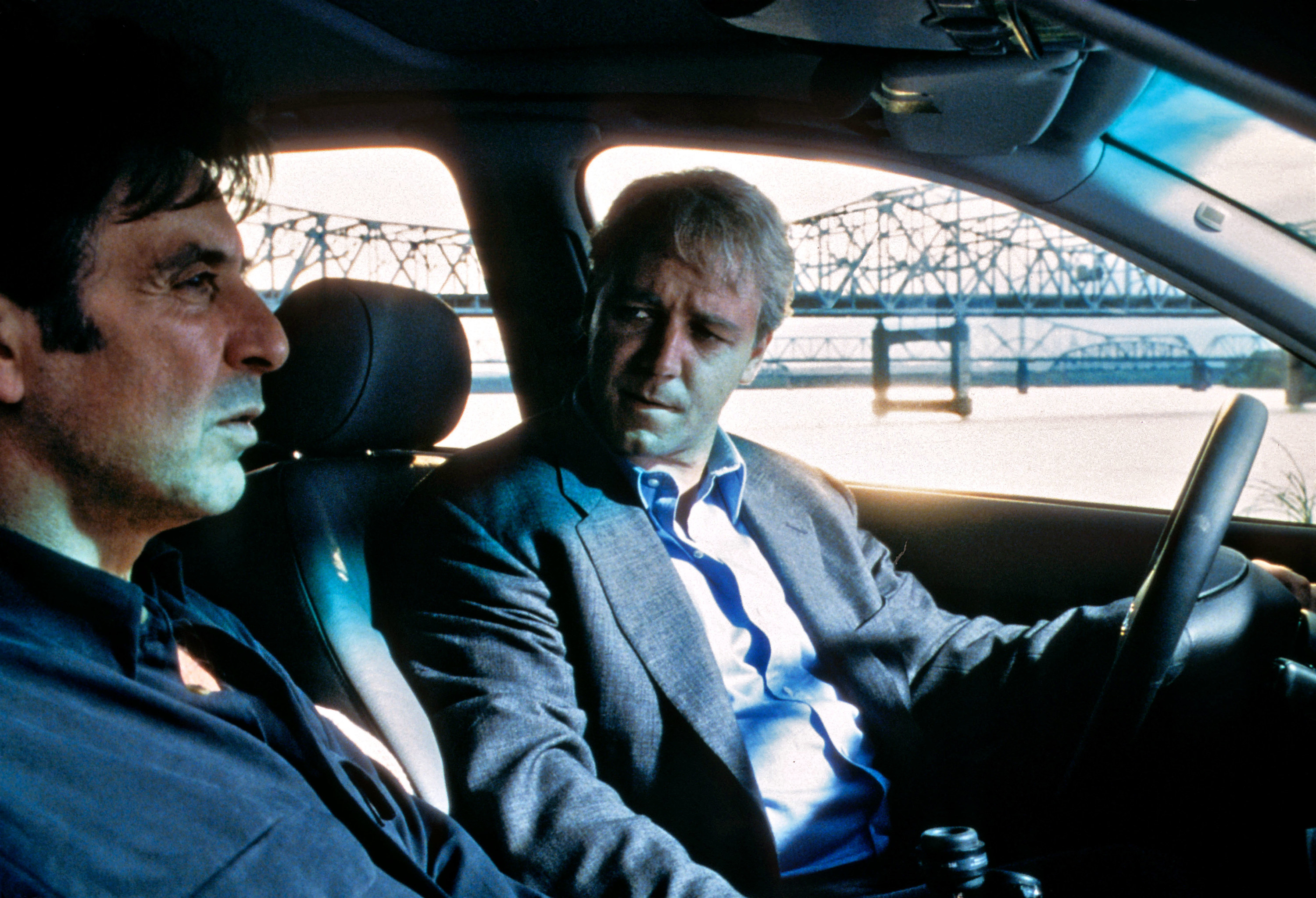 Al Pacino and Russell Crowe talk in a car