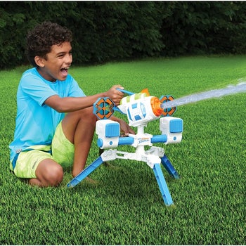 A child model playing with the automatic water blaster machine