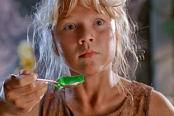 A garotinha de "Jurassic Park" apareceu na estreia do novo filme com 42 anos! Veja como ela está