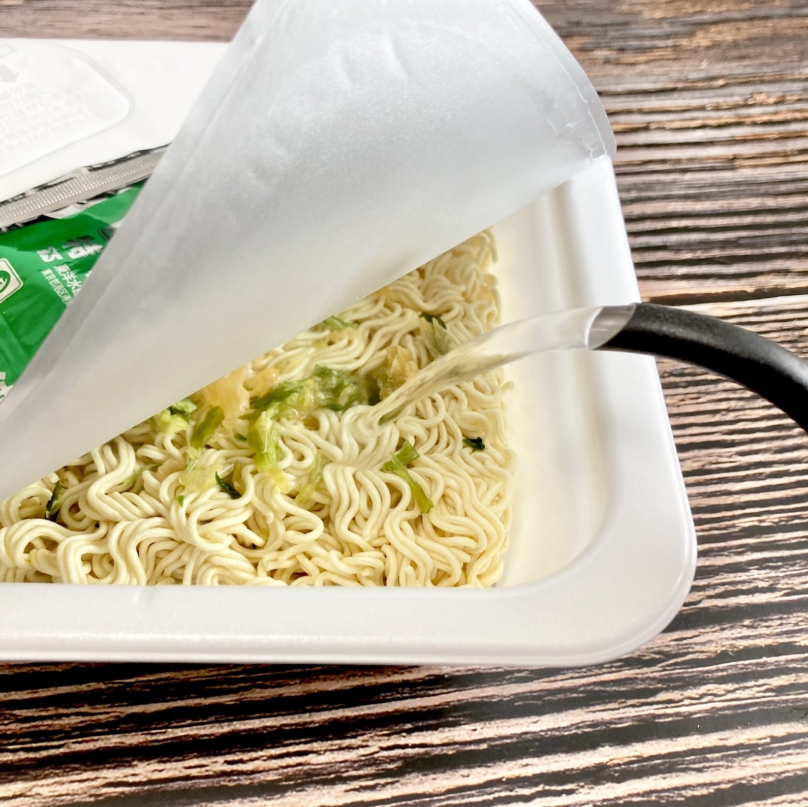 セブン-イレブンのオススメカップ麺「大盛ソース焼そば」1分で湯戻しできる便利さが人気