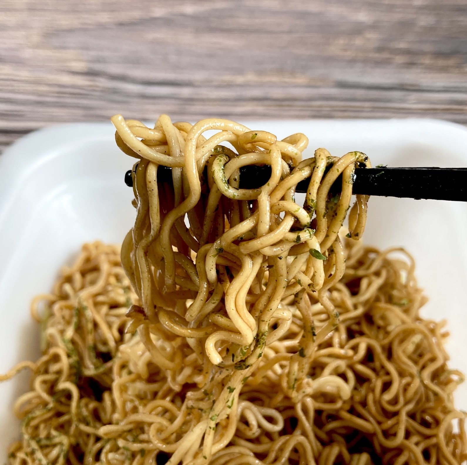 セブン-イレブンのオススメカップ麺「大盛ソース焼そば」1分で湯戻しできる便利さが人気