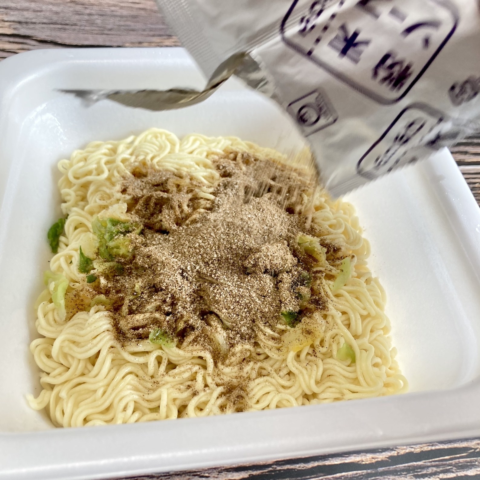 セブン-イレブンのオススメカップ麺「大盛ソース焼そば」1分で湯戻しできる便利さが人気