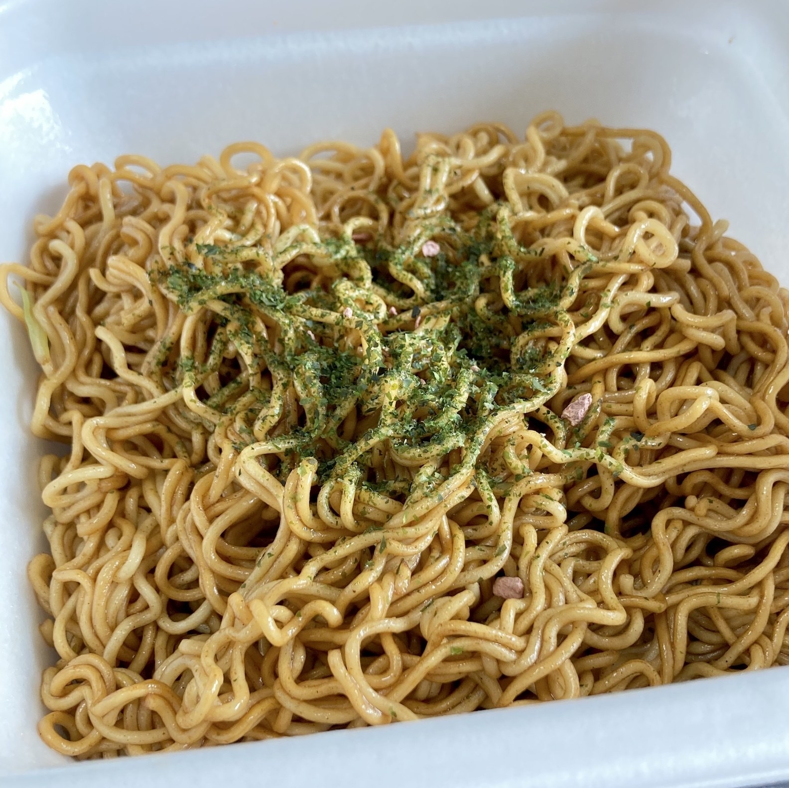 セブン-イレブンのオススメカップ麺「大盛ソース焼そば」1分で湯戻しできる便利さが人気