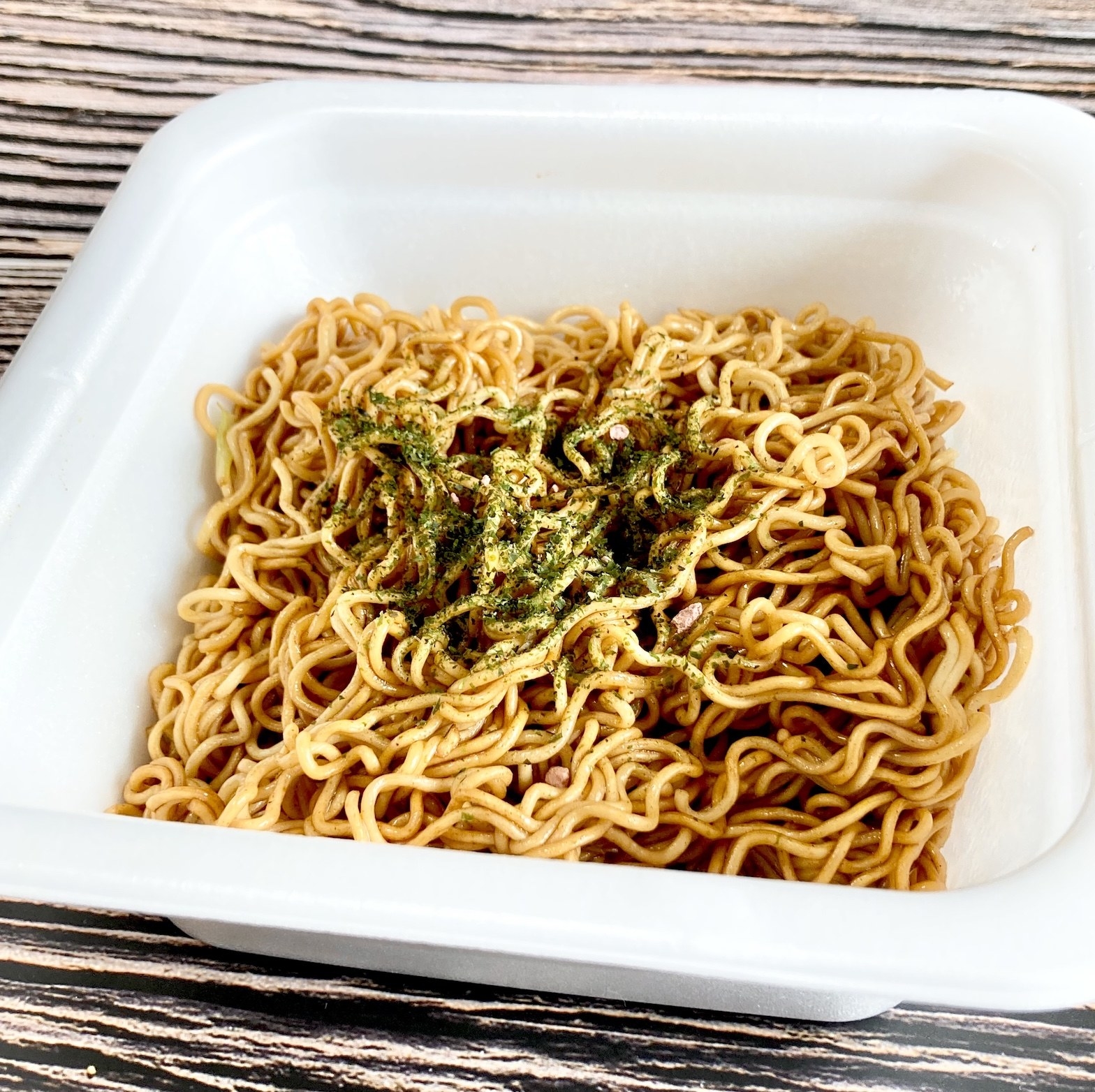 セブン-イレブンのオススメカップ麺「大盛ソース焼そば」1分で湯戻しできる便利さが人気