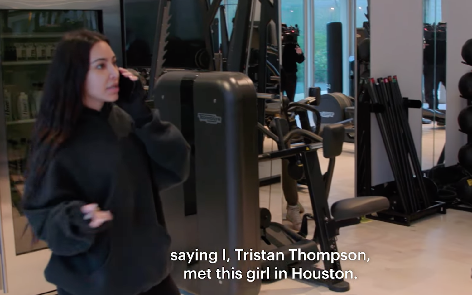 Kim Kardashian hablando al teléfono con sus hermanas