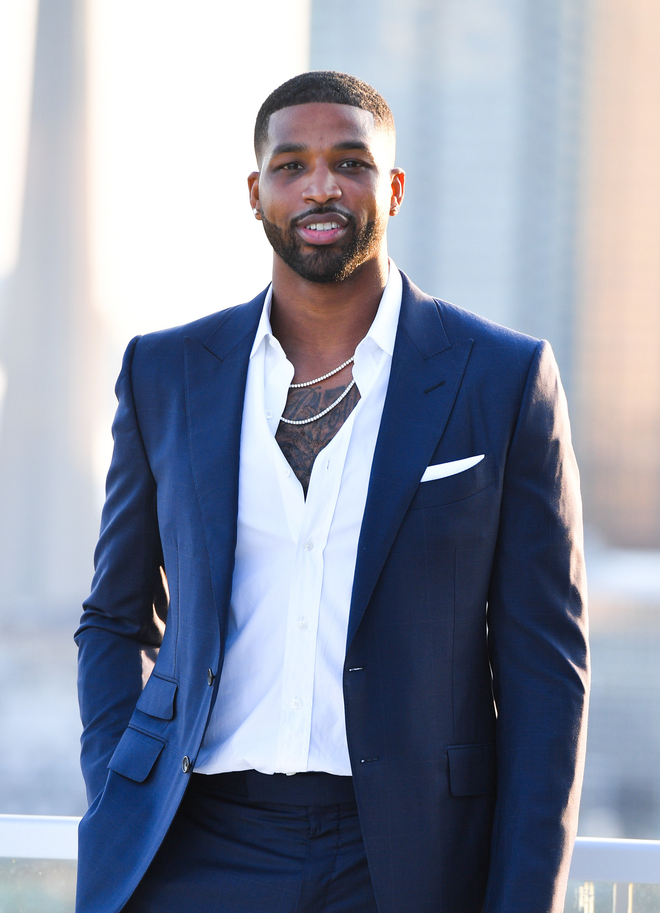 Tristan Thompson con un traje azul