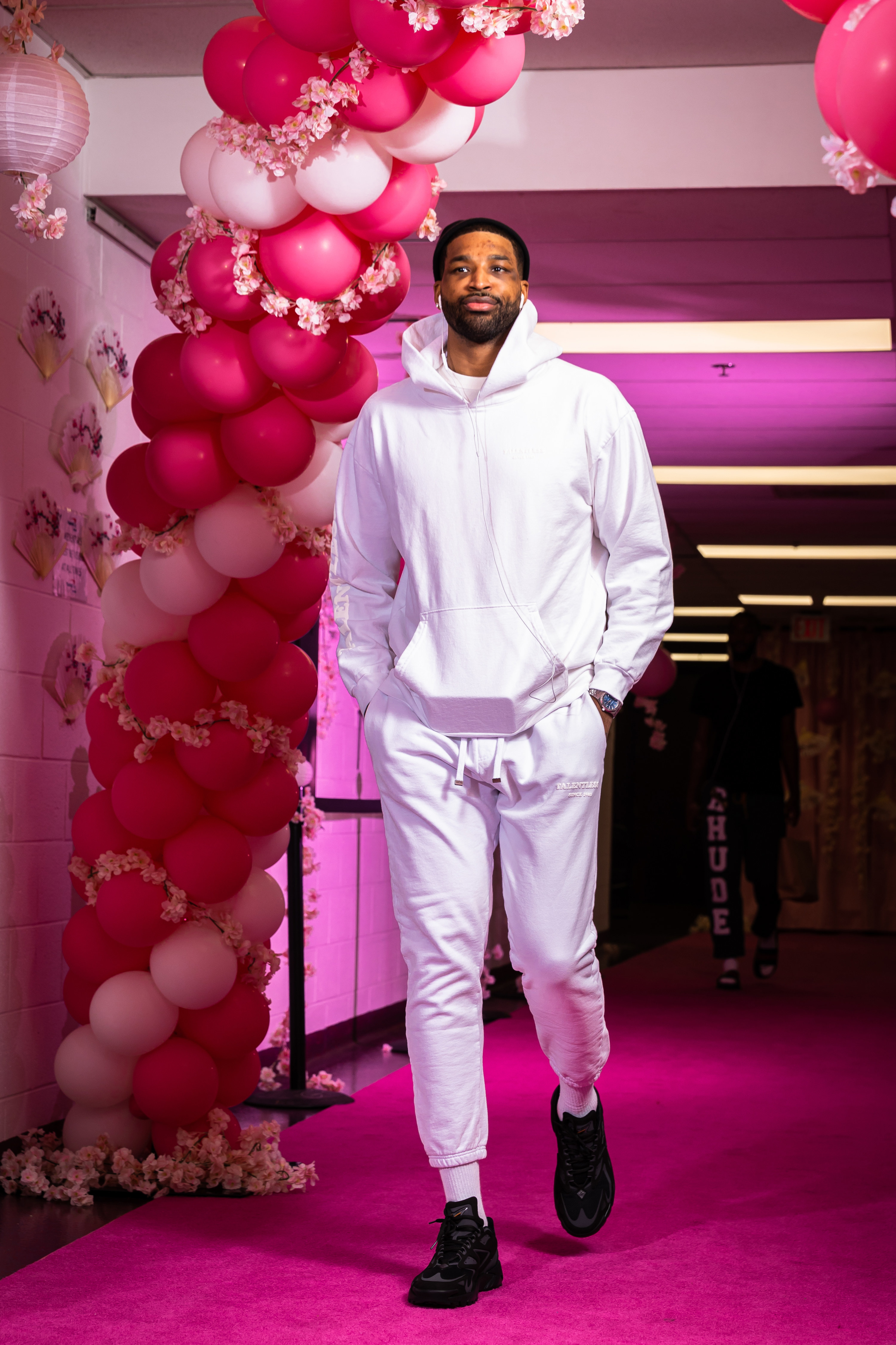 Tristan Thompson con ropa deportiva blanca