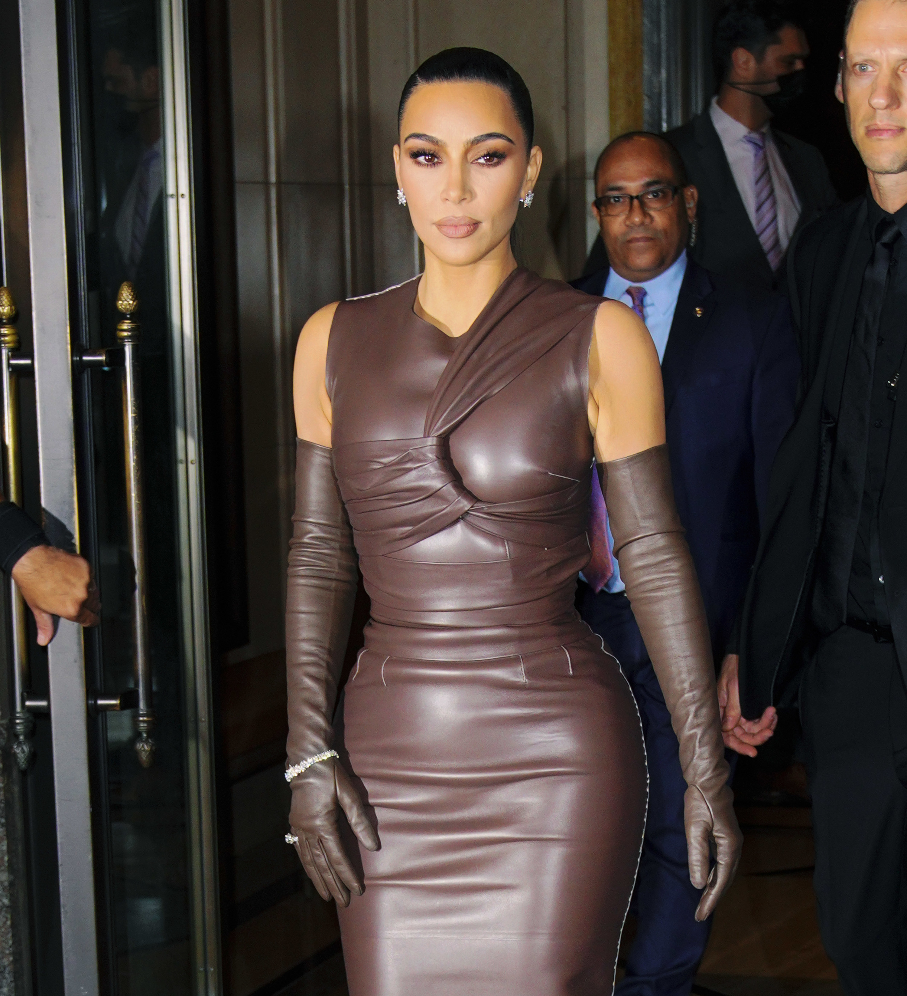 Kim Kardashian con un vestido de cuero café