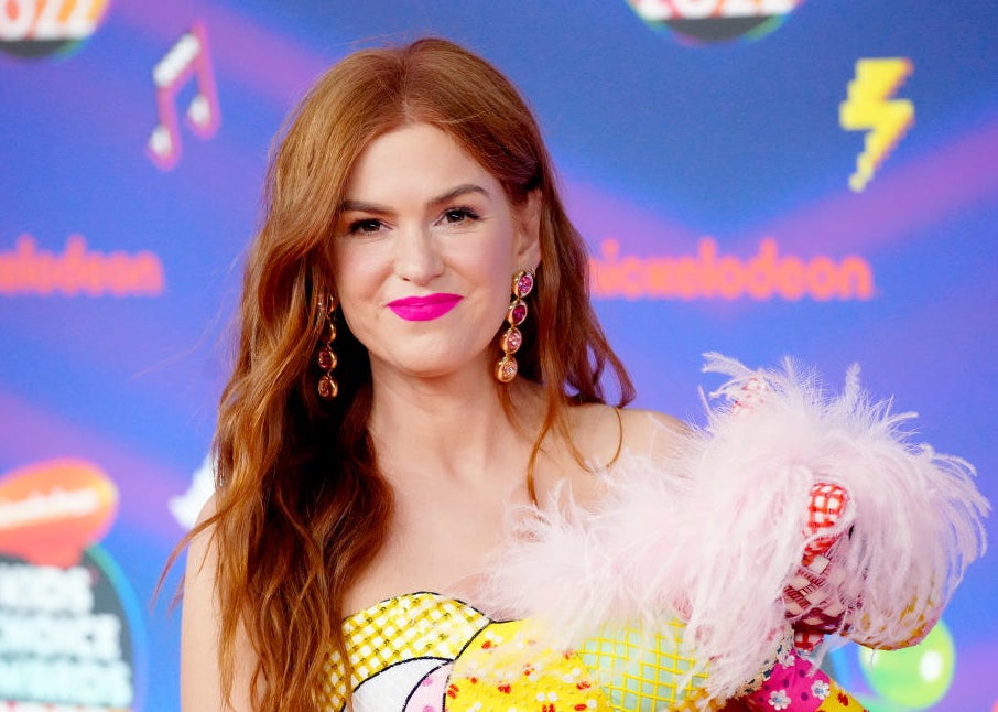 Isla Fisher with slightly shorter red hair at the Kid&#x27;s Choice Awards
