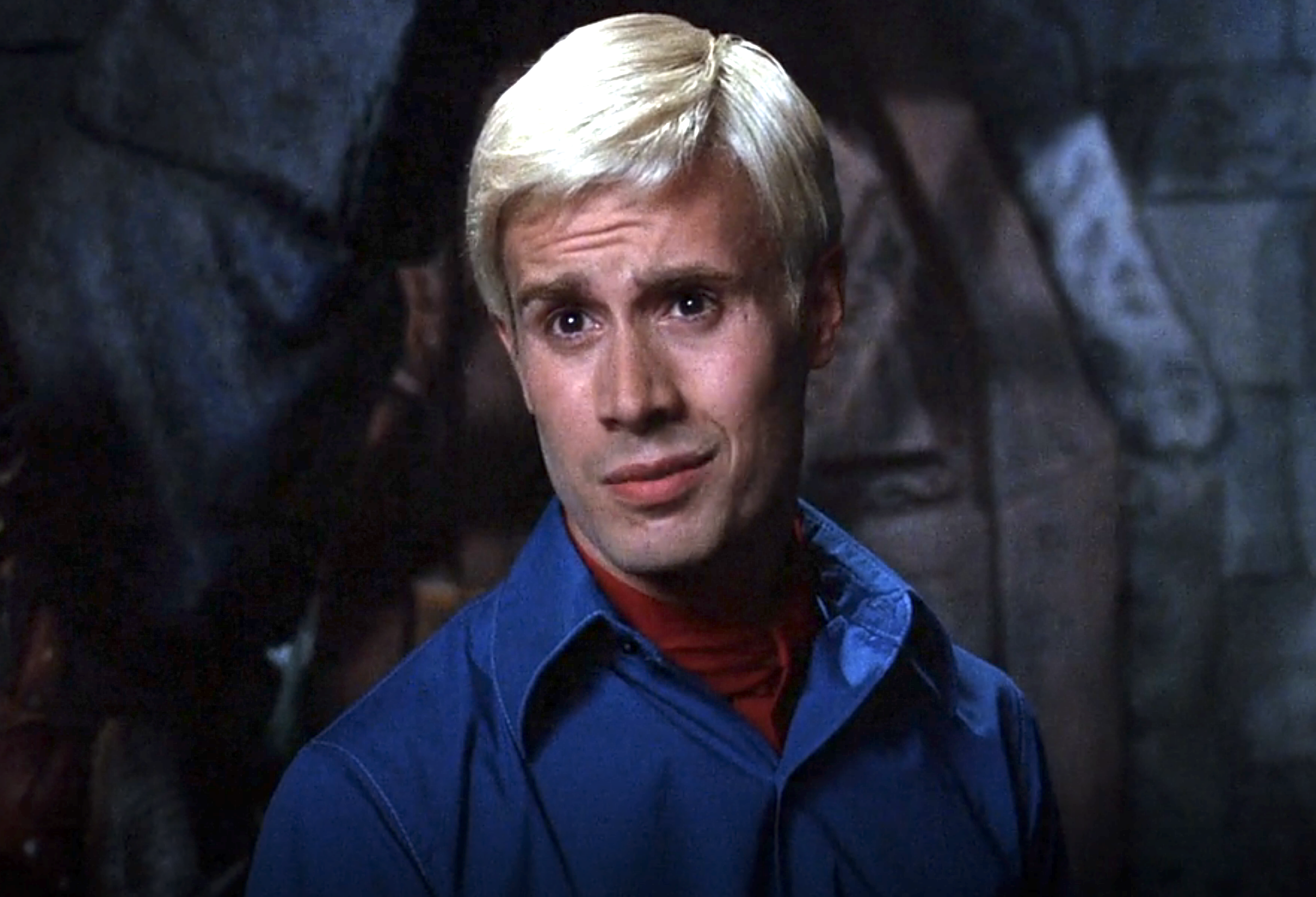 Freddie Prinze Jr. as Fred Jones with shaggy blonde hair and clean shaven face