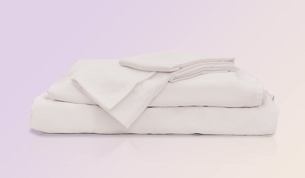 The white sheet set on an ombre background