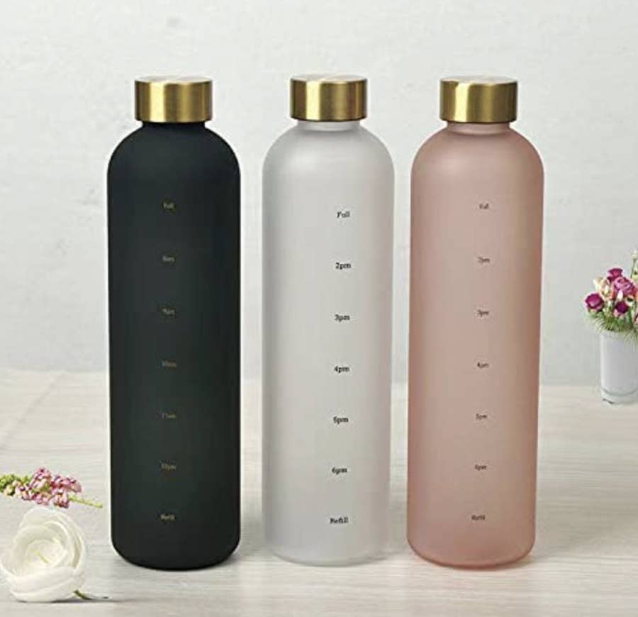 便利な時間の目盛り付き水筒で1日2リットルの水分補給ができる