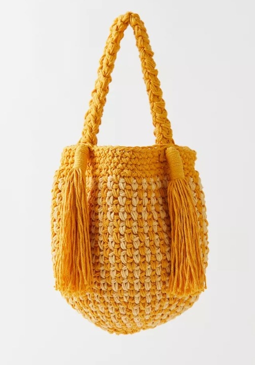 The knitted bowling bag in yellow