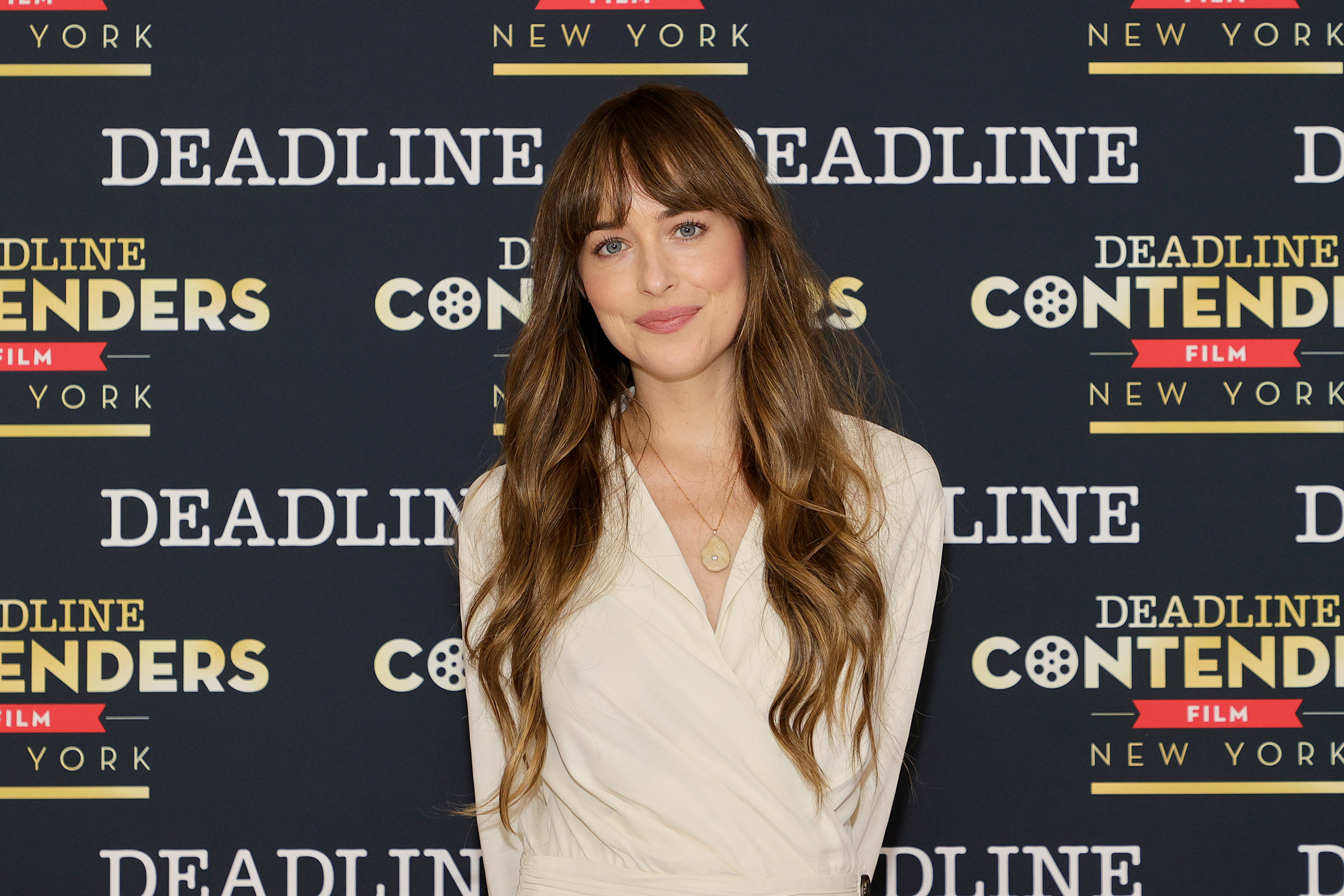 Dakota Johnson chama a atenção em Veneza ao lado de Johnny Depp