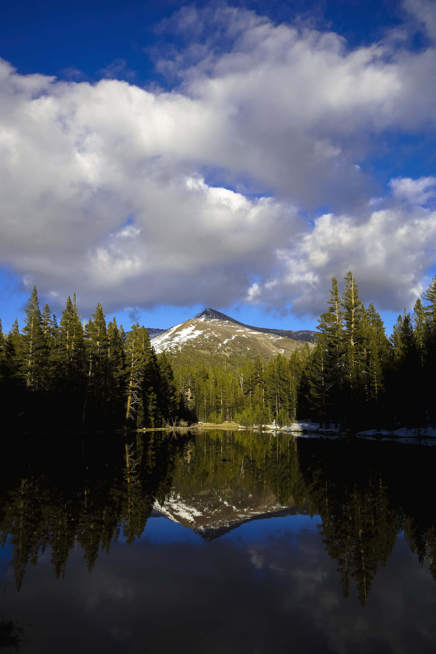 优胜美地国家公园的山和湖。