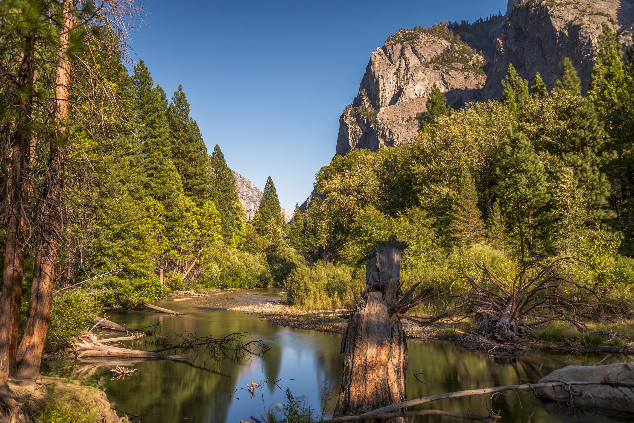 A scenic lake in Kings Canyon National Park.