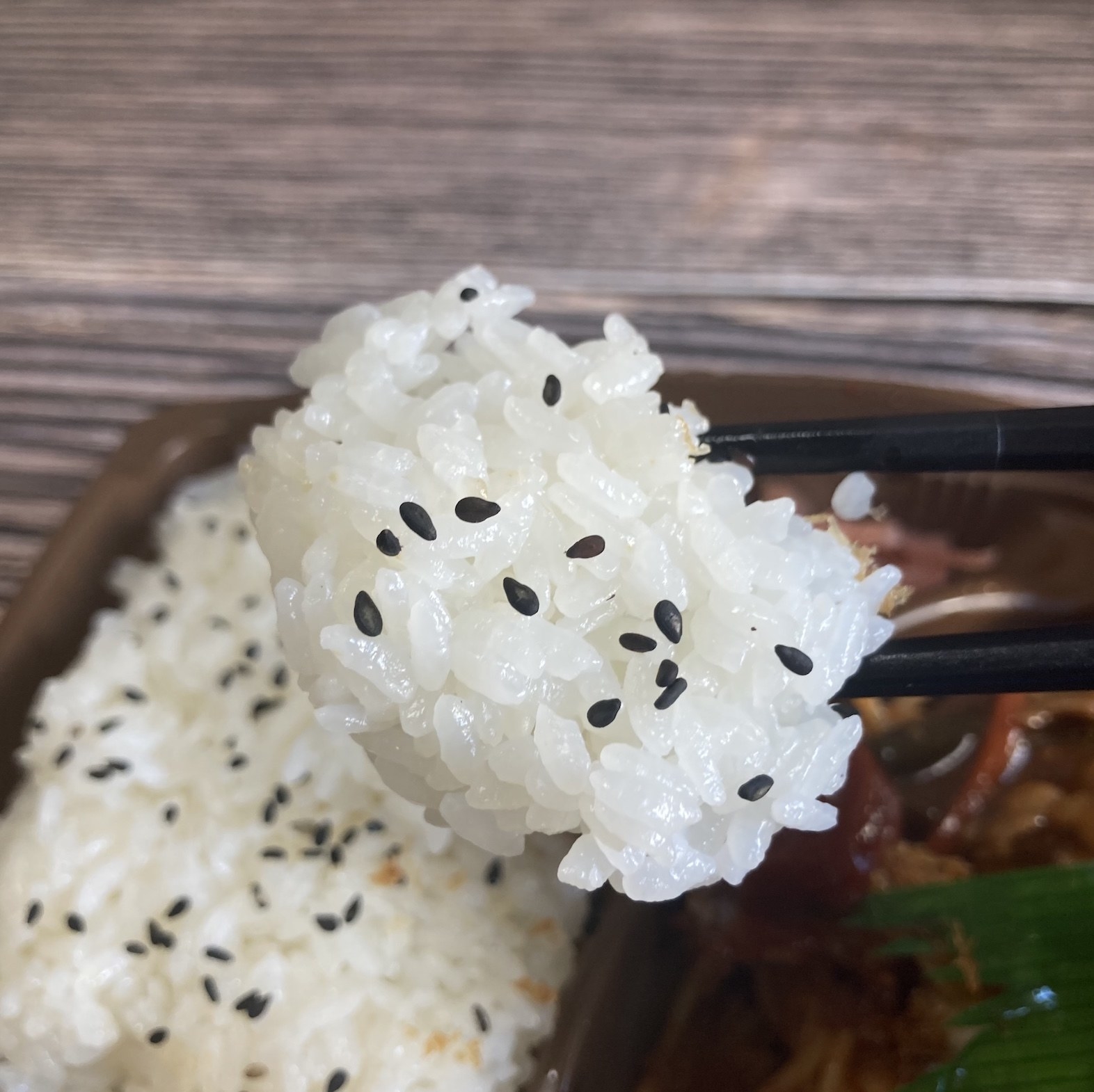 セブン-イレブンのオススメ弁当「旨辛チキンカツ&黒胡椒唐揚げ弁当」ガッツリ味が人気