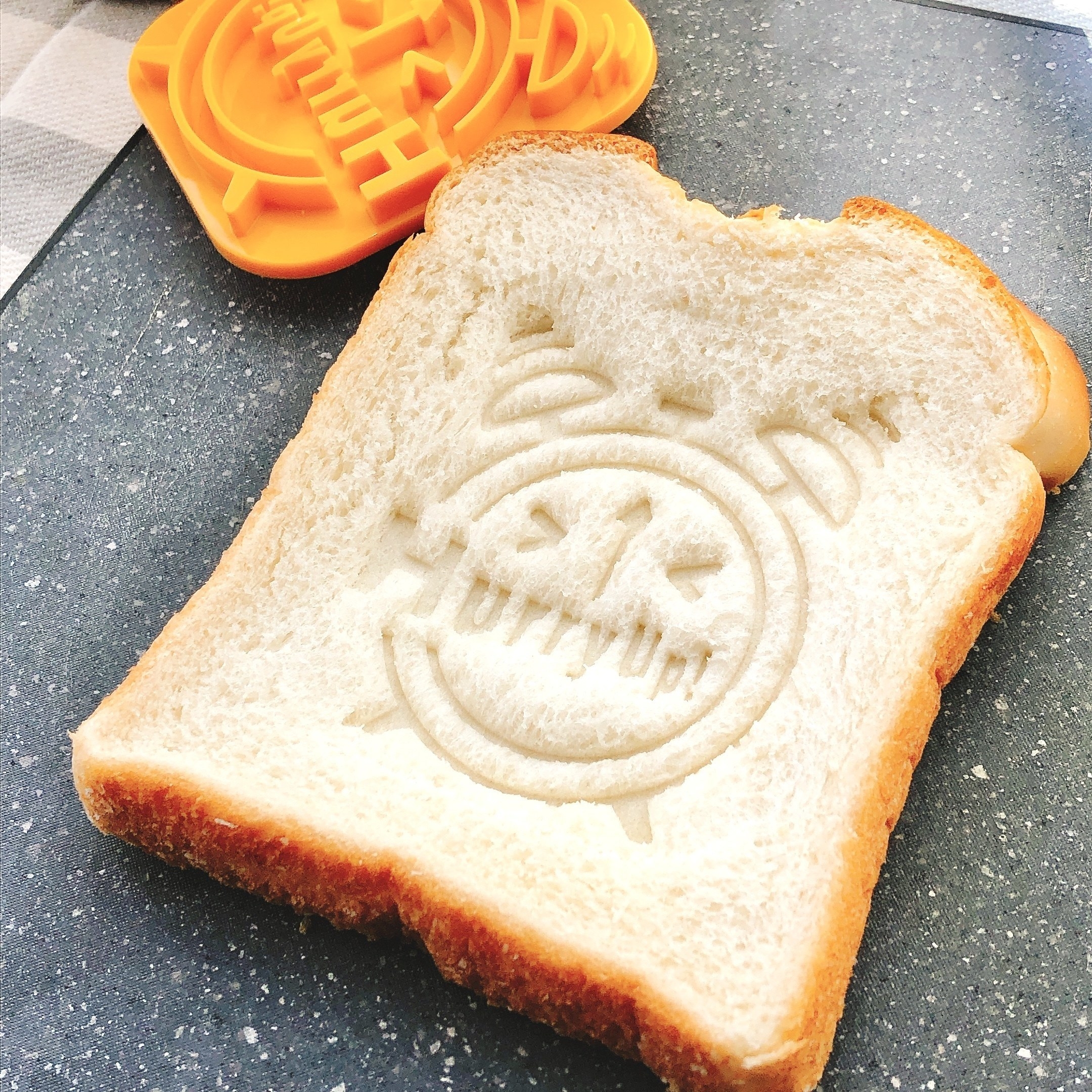 DAISO（ダイソー）「トーストデコスタンプ」は、絵柄のついたトーストが作れる楽しいオススメ便利グッズです！