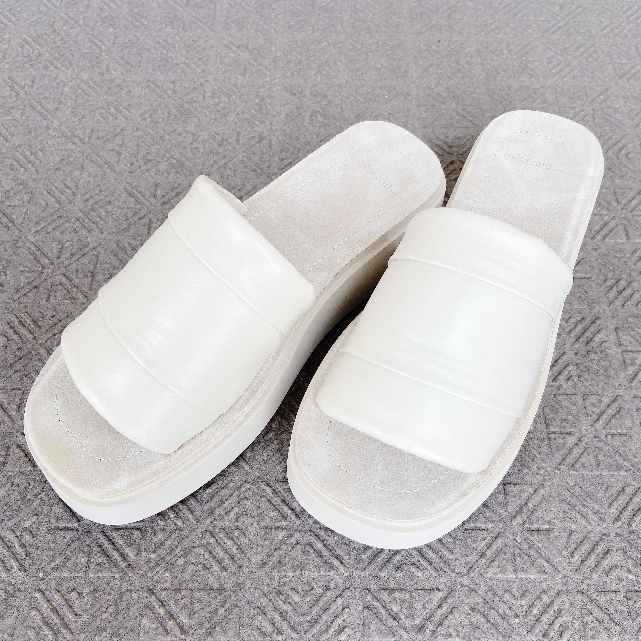 買ってから毎日履いてる ニコアンドの 楽ちんサンダル ふわもこ素材が気持ちいい