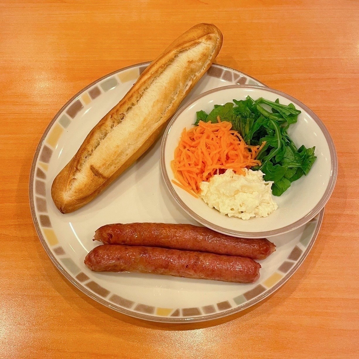 サイゼリヤのおすすめボリュームフード「サルシッチャのセルフサンドウィッチ」食べ応えあっておいしいランチにもディナーにも人気の一皿