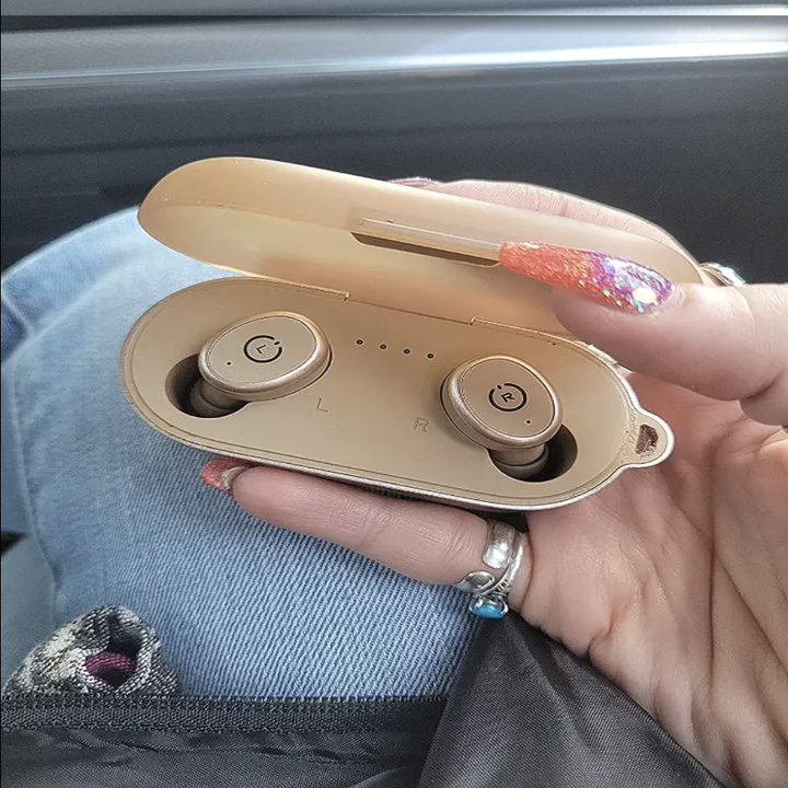 reviewer holding the light pink version