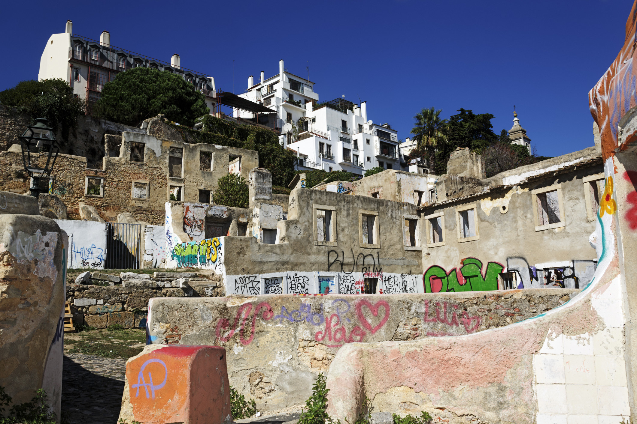涂鸦在葡萄牙老建筑。